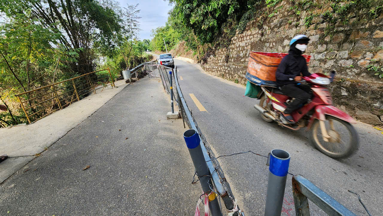 Tỉnh lộ huyết mạch ở Quảng Ngãi sạt lở hơn 6 tháng tiếp tục ăn sâu vào mặt đường- Ảnh 10. Tỉnh lộ huyết mạch ở Quảng Ngãi sạt lở hơn 6 tháng tiếp tục ăn sâu vào mặt đường- Ảnh 10.