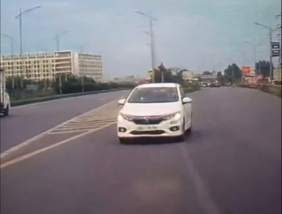 Phạt 35 triệu đồng, trừ 10 điểm GPLX tài xế đi ngược chiều trên cao tốc Hà Nội - Bắc Giang- Ảnh 1.