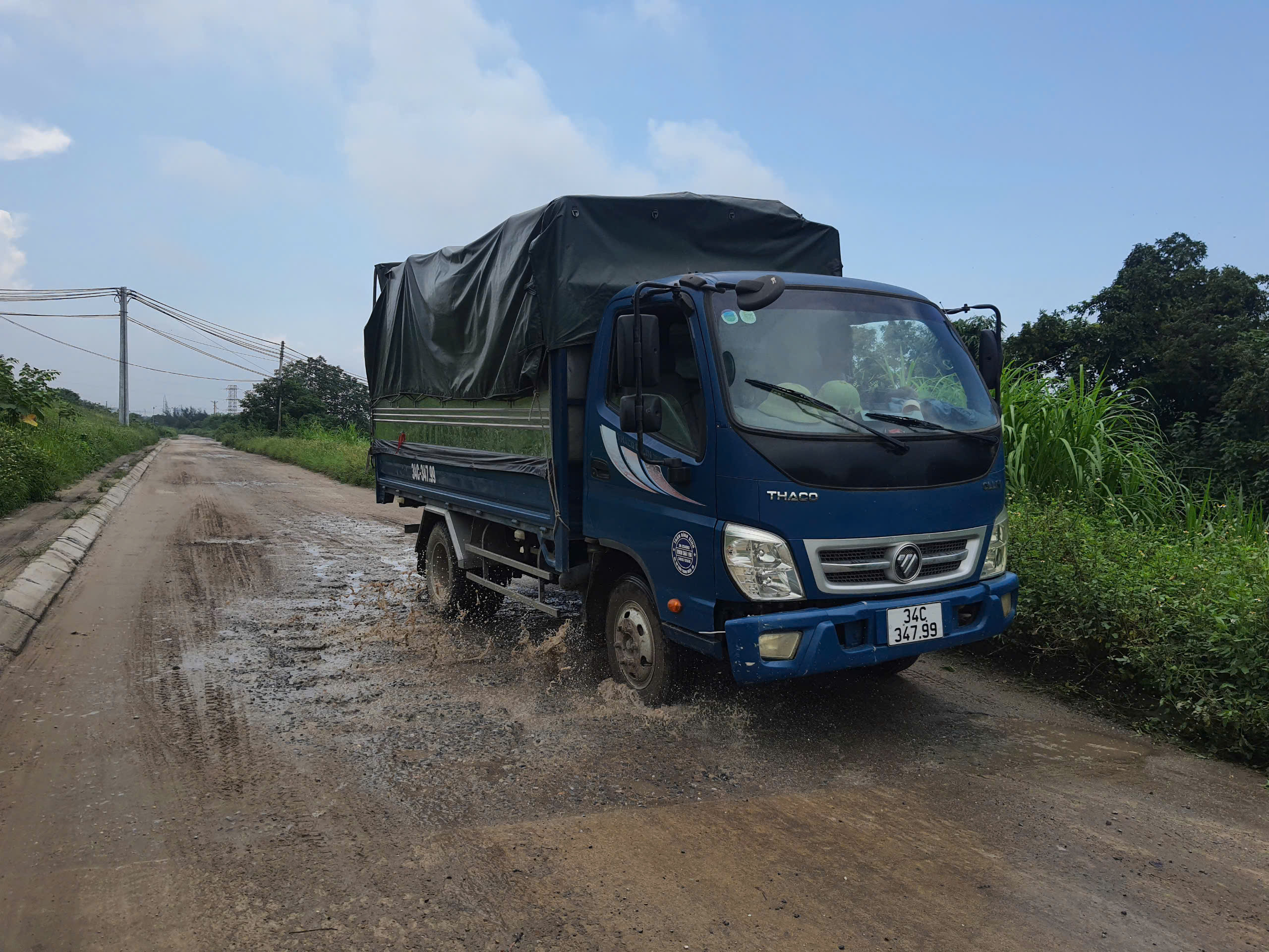 Đường gom đê hữu sông Thái Bình xuống cấp, người dân khốn khổ khi đi lại- Ảnh 7. Đường gom đê hữu sông Thái Bình xuống cấp, người dân khốn khổ khi đi lại- Ảnh 7.