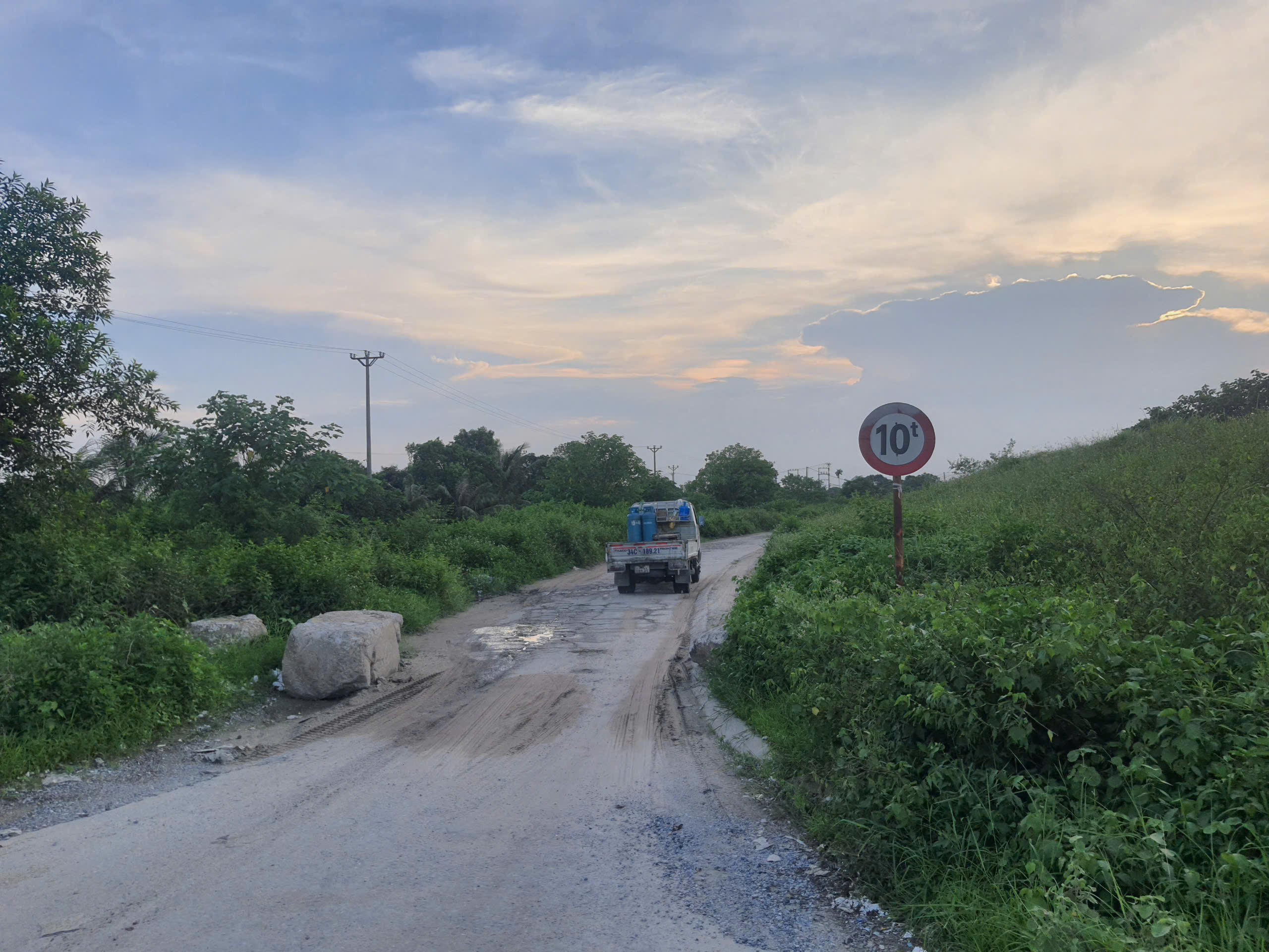 Đường gom đê hữu sông Thái Bình xuống cấp, người dân khốn khổ khi đi lại- Ảnh 2. Đường gom đê hữu sông Thái Bình xuống cấp, người dân khốn khổ khi đi lại- Ảnh 2.