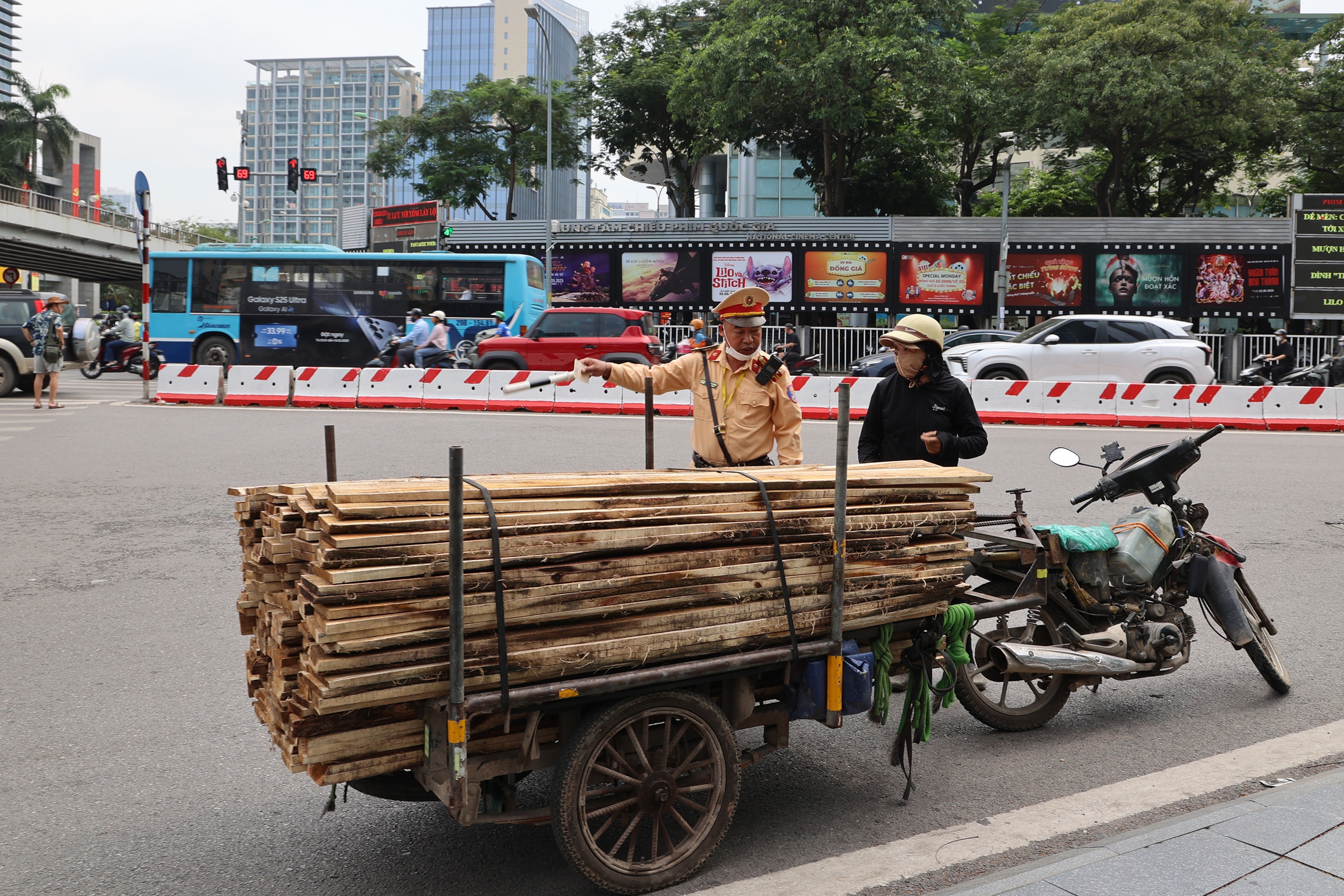 Hà Nội truy quét, xử lý xe tự chế chở hàng hóa cồng kềnh- Ảnh 2. Hà Nội truy quét, xử lý xe tự chế chở hàng hóa cồng kềnh- Ảnh 2.