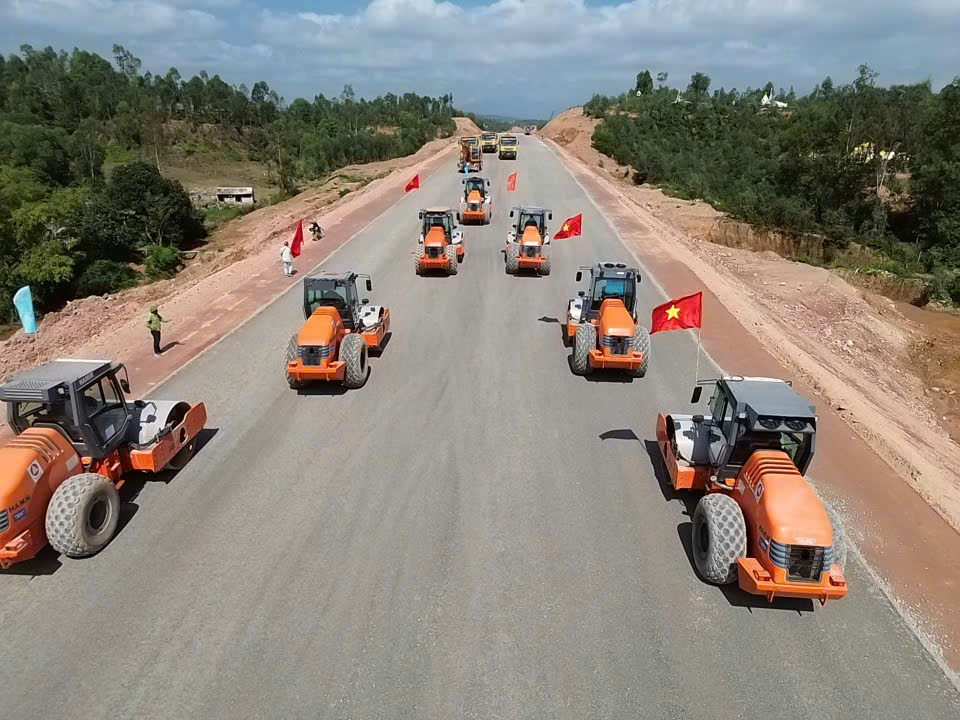 Thêm một "ông lớn" đề xuất đầu tư mở rộng hơn 200km cao tốc Bắc - Nam- Ảnh 1. Thêm một "ông lớn" đề xuất đầu tư mở rộng hơn 200km cao tốc Bắc - Nam- Ảnh 1.