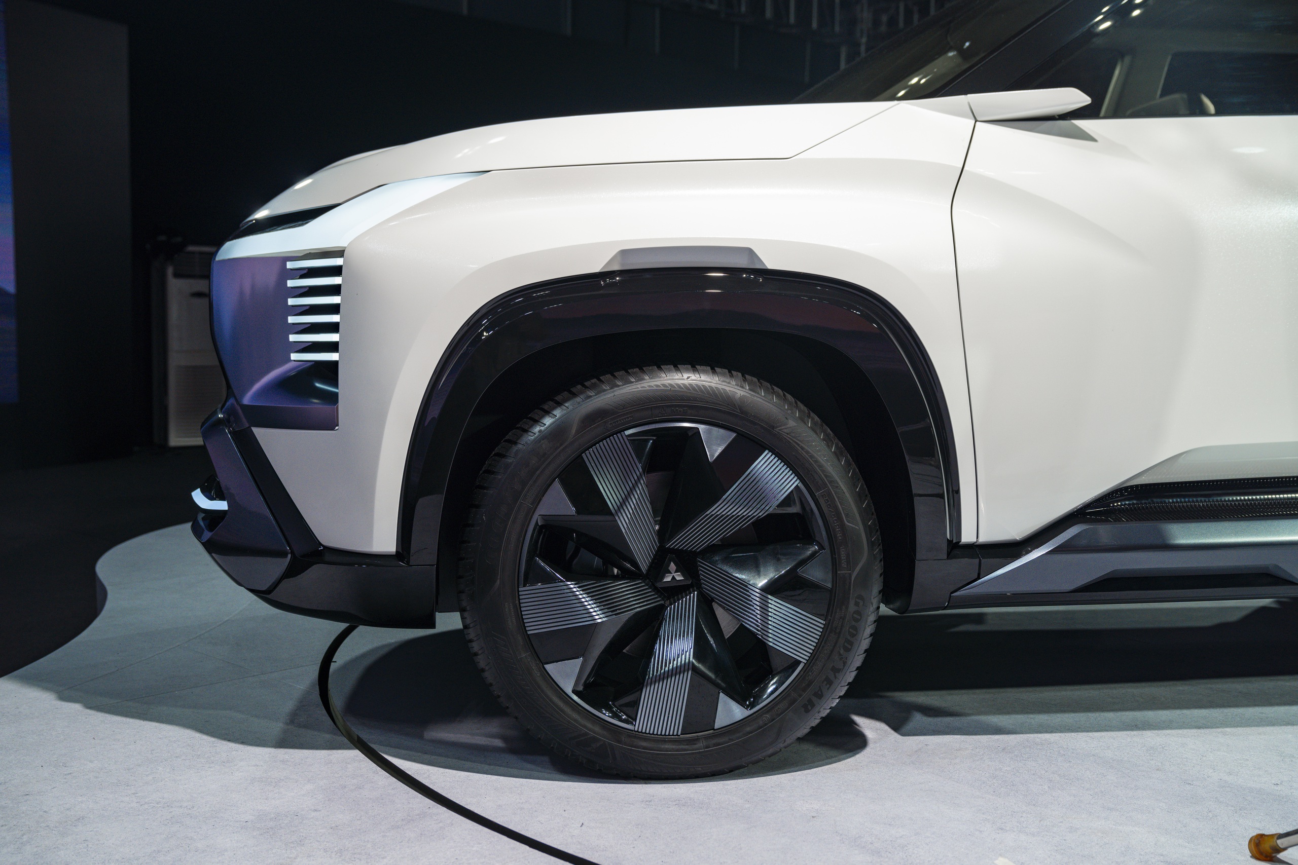Mitsubishi DST Concept ra mắt, thêm lựa chọn SUV 7 chỗ cho khách Việt- Ảnh 4. Mitsubishi DST Concept ra mắt, thêm lựa chọn SUV 7 chỗ cho khách Việt- Ảnh 4.