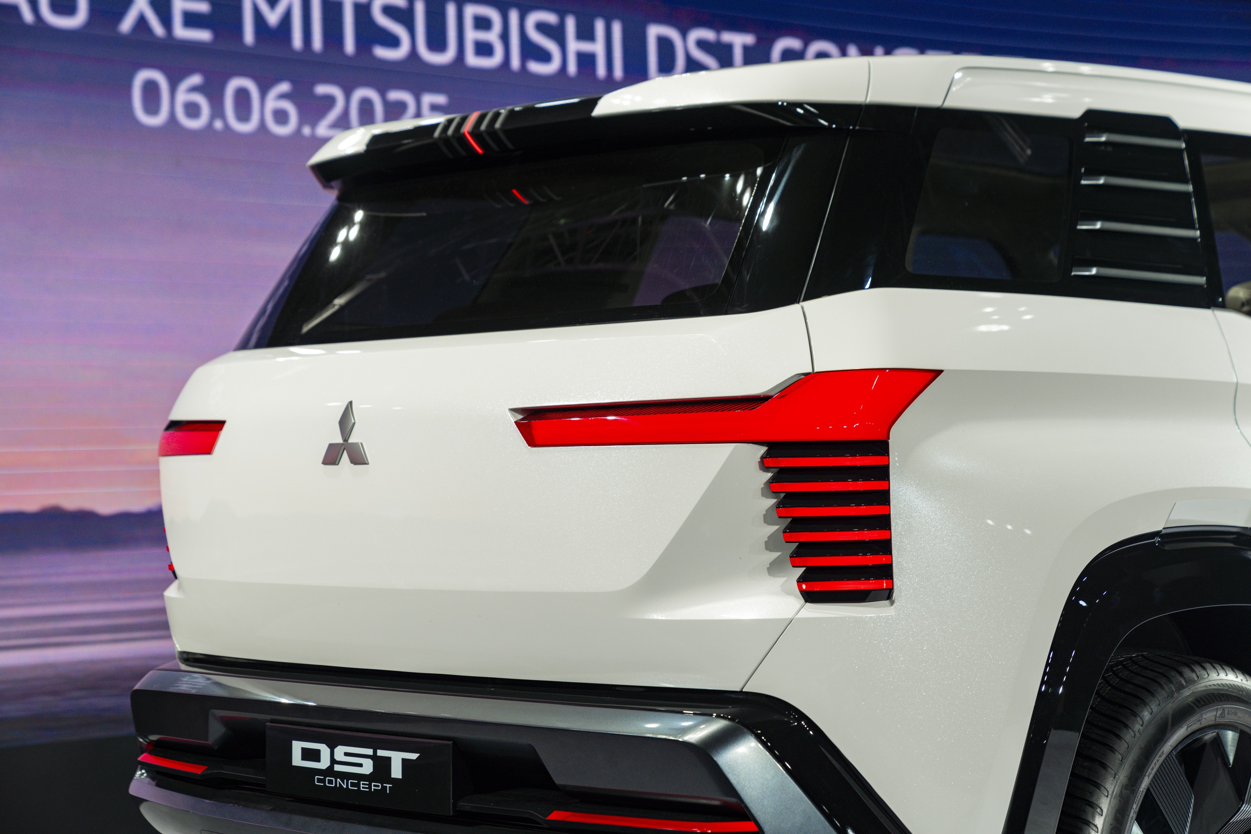 Mitsubishi DST Concept ra mắt, thêm lựa chọn SUV 7 chỗ cho khách Việt- Ảnh 5. Mitsubishi DST Concept ra mắt, thêm lựa chọn SUV 7 chỗ cho khách Việt- Ảnh 5.