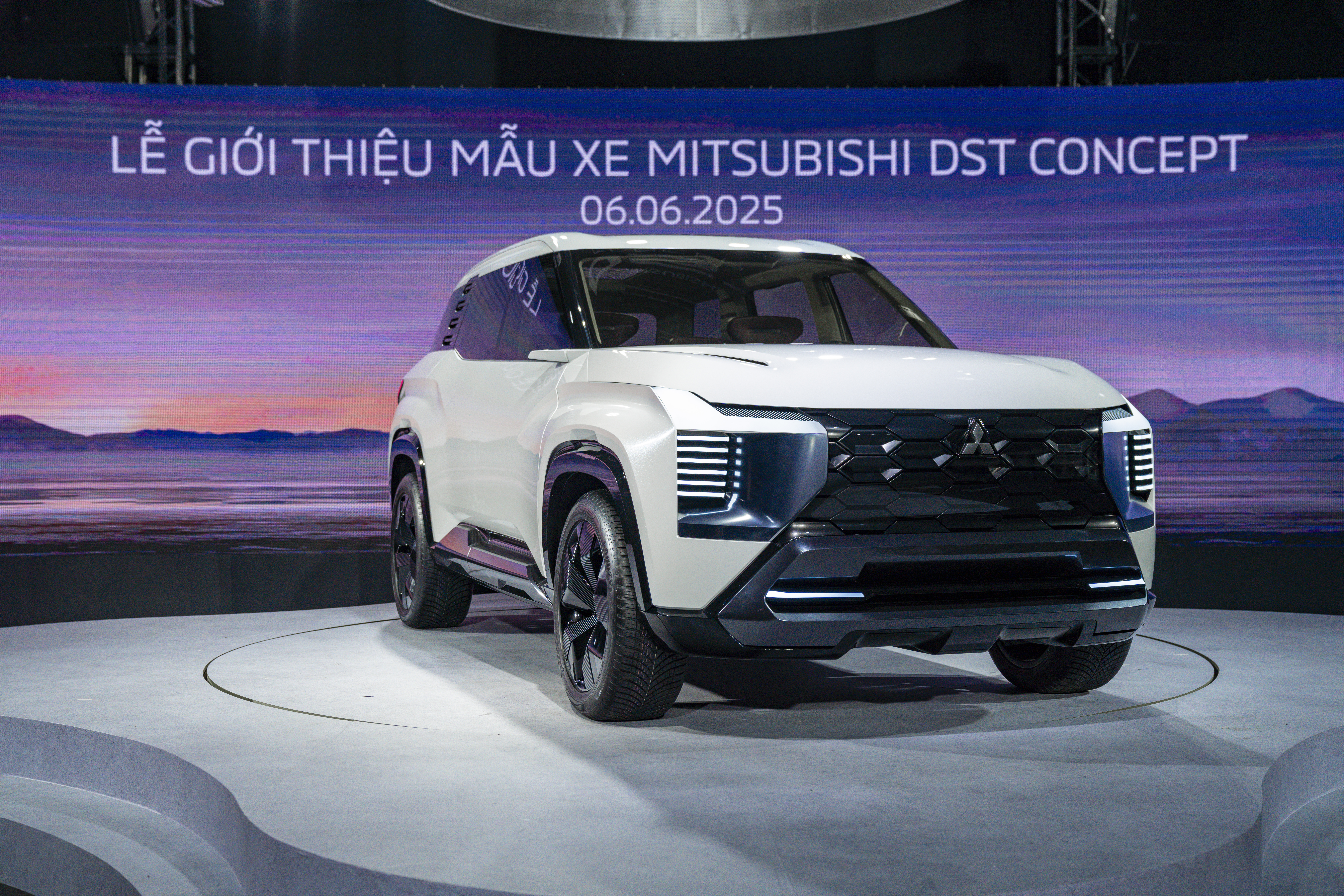 Mitsubishi DST Concept ra mắt, thêm lựa chọn SUV 7 chỗ cho khách Việt- Ảnh 1. Mitsubishi DST Concept ra mắt, thêm lựa chọn SUV 7 chỗ cho khách Việt- Ảnh 1.