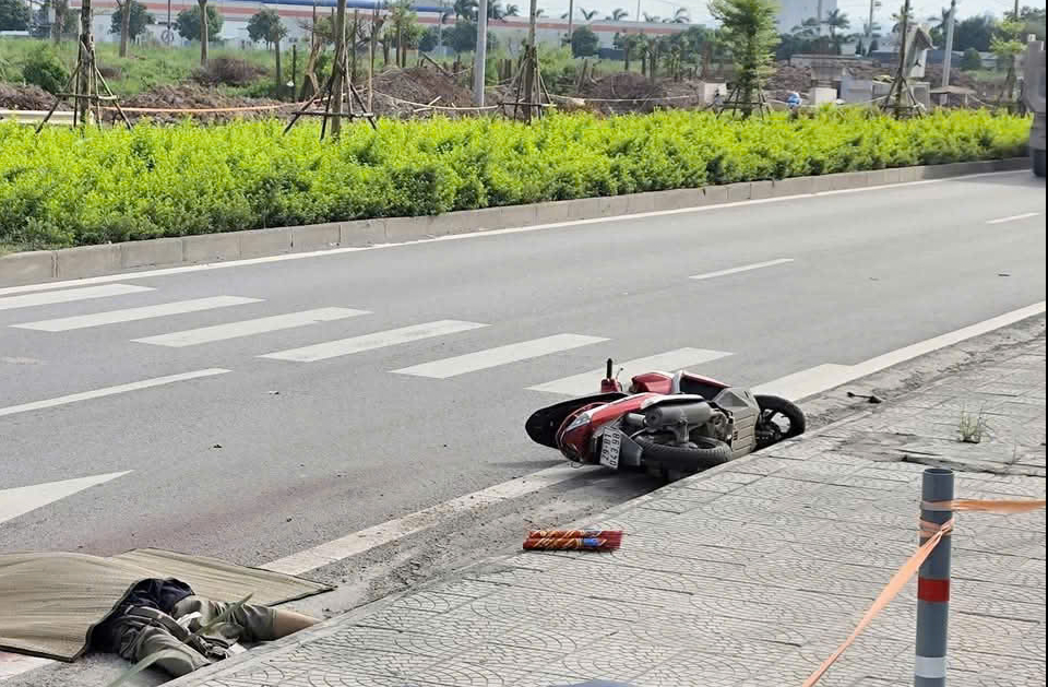 Bị xe tải chạy cùng chiều cán, người đàn ông đi xe máy tử vong- Ảnh 1. Bị xe tải chạy cùng chiều cán, người đàn ông đi xe máy tử vong- Ảnh 1.
