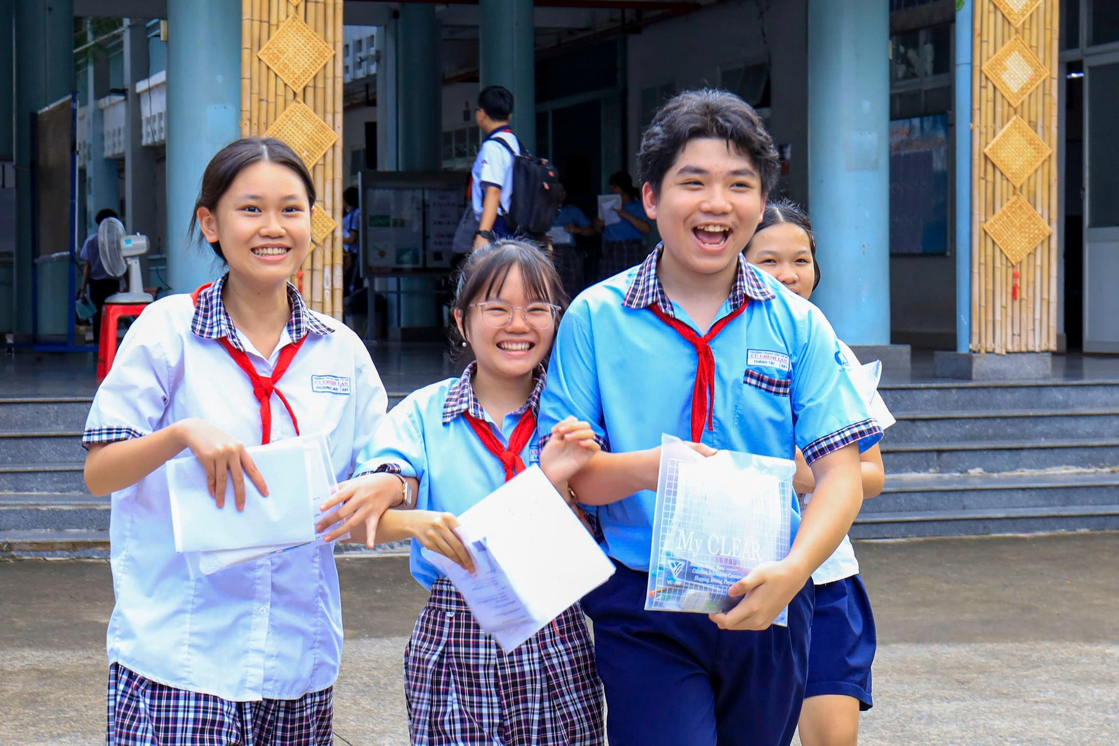TP.HCM: Thí sinh bị lập biên bản vì đánh dấu ký tự lạ, viết hai màu mực trên bài thi- Ảnh 2. TP.HCM: Thí sinh bị lập biên bản vì đánh dấu ký tự lạ, viết hai màu mực trên bài thi- Ảnh 2.