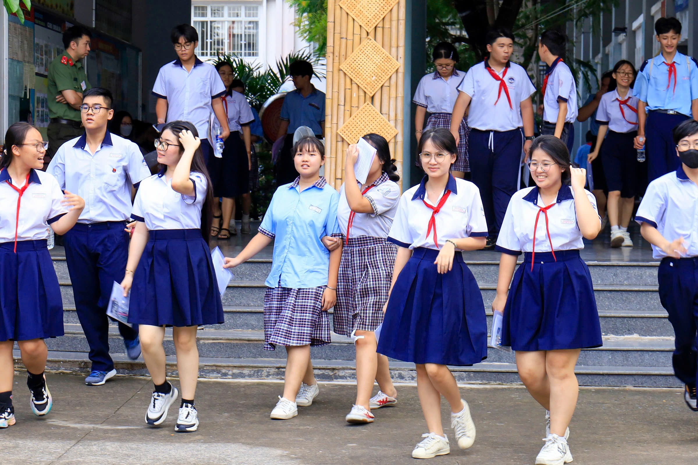 TP.HCM: Thí sinh bị lập biên bản vì đánh dấu ký tự lạ, viết hai màu mực trên bài thi- Ảnh 1. TP.HCM: Thí sinh bị lập biên bản vì đánh dấu ký tự lạ, viết hai màu mực trên bài thi- Ảnh 1.