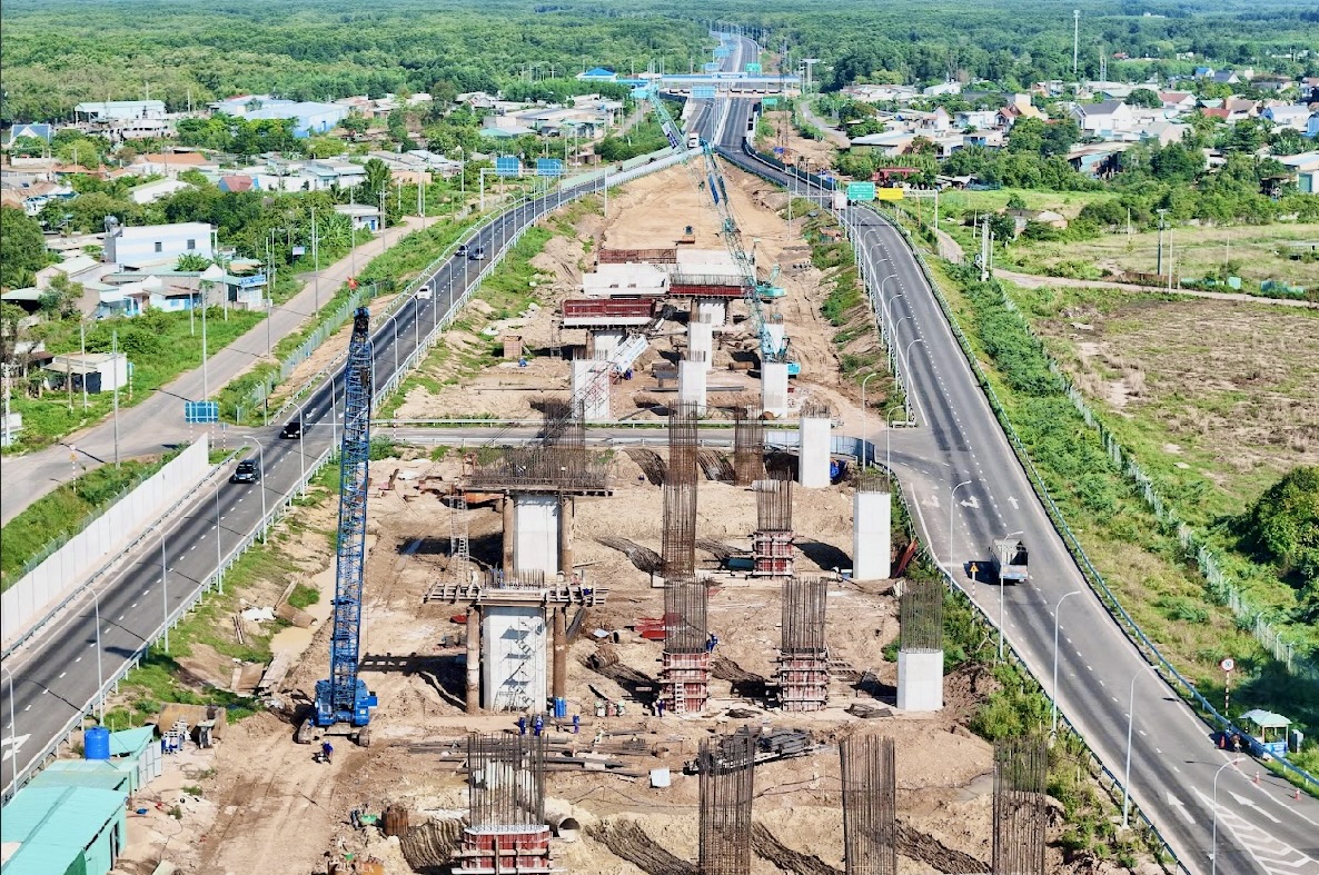 Gỡ vướng mặt bằng, đẩy nhanh tiến độ cầu nối hai cao tốc qua Đồng Nai- Ảnh 2. Gỡ vướng mặt bằng, đẩy nhanh tiến độ cầu nối hai cao tốc qua Đồng Nai- Ảnh 2.