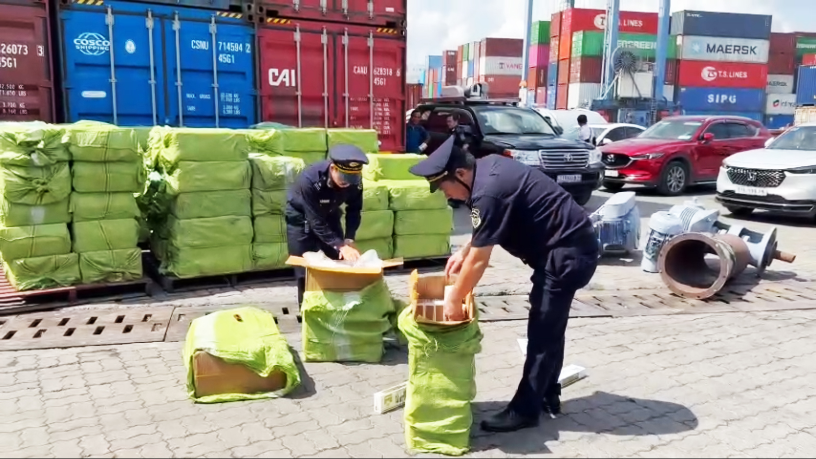 Bắt giữ 5kg ma túy đá giấu trong thớt gỗ qua sân bay Tân Sơn Nhất- Ảnh 3. Bắt giữ 5kg ma túy đá giấu trong thớt gỗ qua sân bay Tân Sơn Nhất- Ảnh 3.