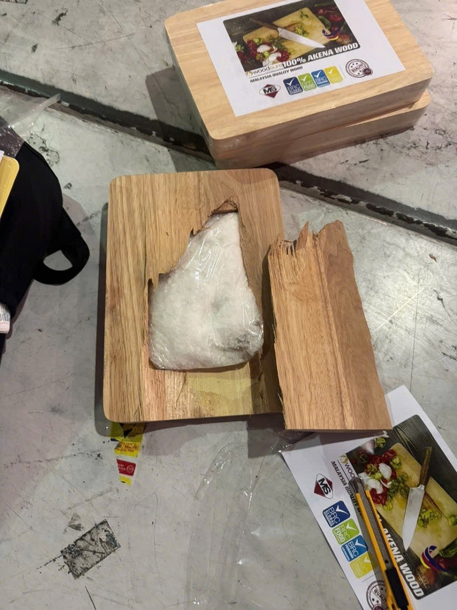Bắt giữ 5kg ma túy đá giấu trong thớt gỗ qua sân bay Tân Sơn Nhất- Ảnh 1. Bắt giữ 5kg ma túy đá giấu trong thớt gỗ qua sân bay Tân Sơn Nhất- Ảnh 1.