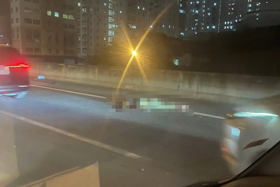 Hà Nội: Va chạm ô tô ở đường Vành đai 3 trên cao, tài xế xe máy tử vong- Ảnh 1. Hà Nội: Va chạm ô tô ở đường Vành đai 3 trên cao, tài xế xe máy tử vong- Ảnh 1.