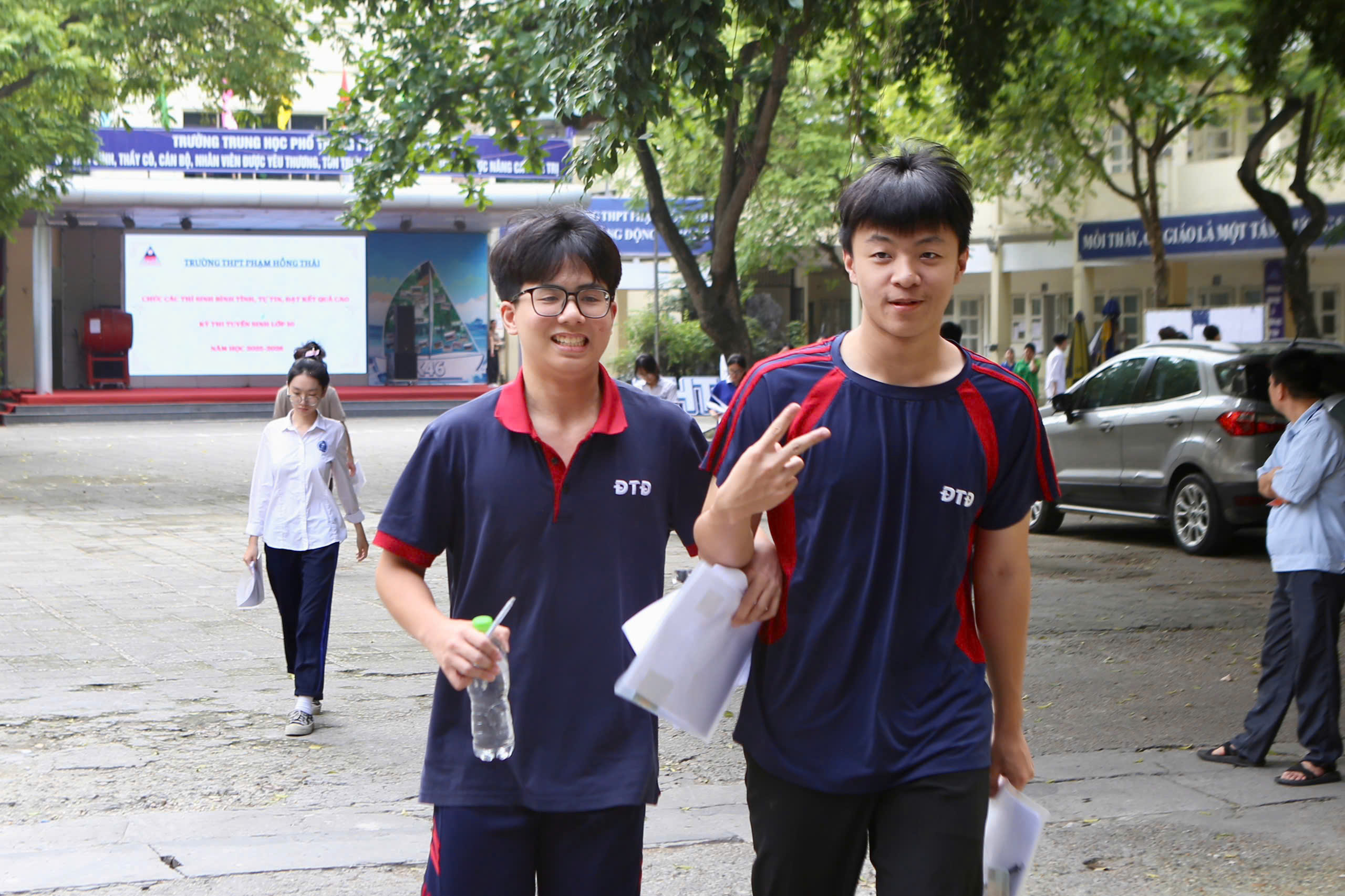 Thí sinh Hà Nội rạng rỡ hoàn thành môn Ngữ văn kỳ thi lớp 10- Ảnh 2. Thí sinh Hà Nội rạng rỡ hoàn thành môn Ngữ văn kỳ thi lớp 10- Ảnh 2.