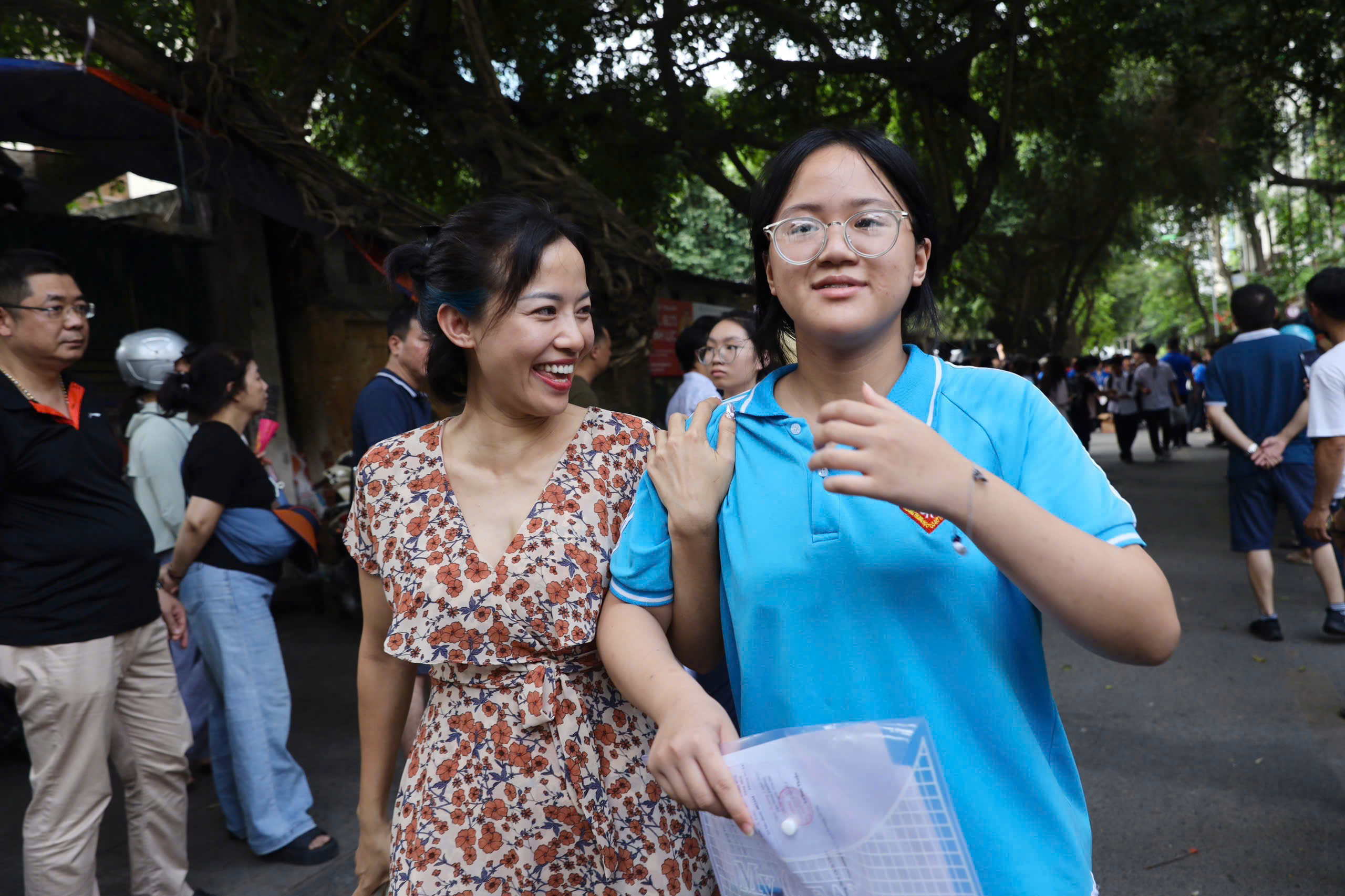Thí sinh Hà Nội "thở phào" sau bài thi tiếng Anh vào 10- Ảnh 2. Thí sinh Hà Nội "thở phào" sau bài thi tiếng Anh vào 10- Ảnh 2.