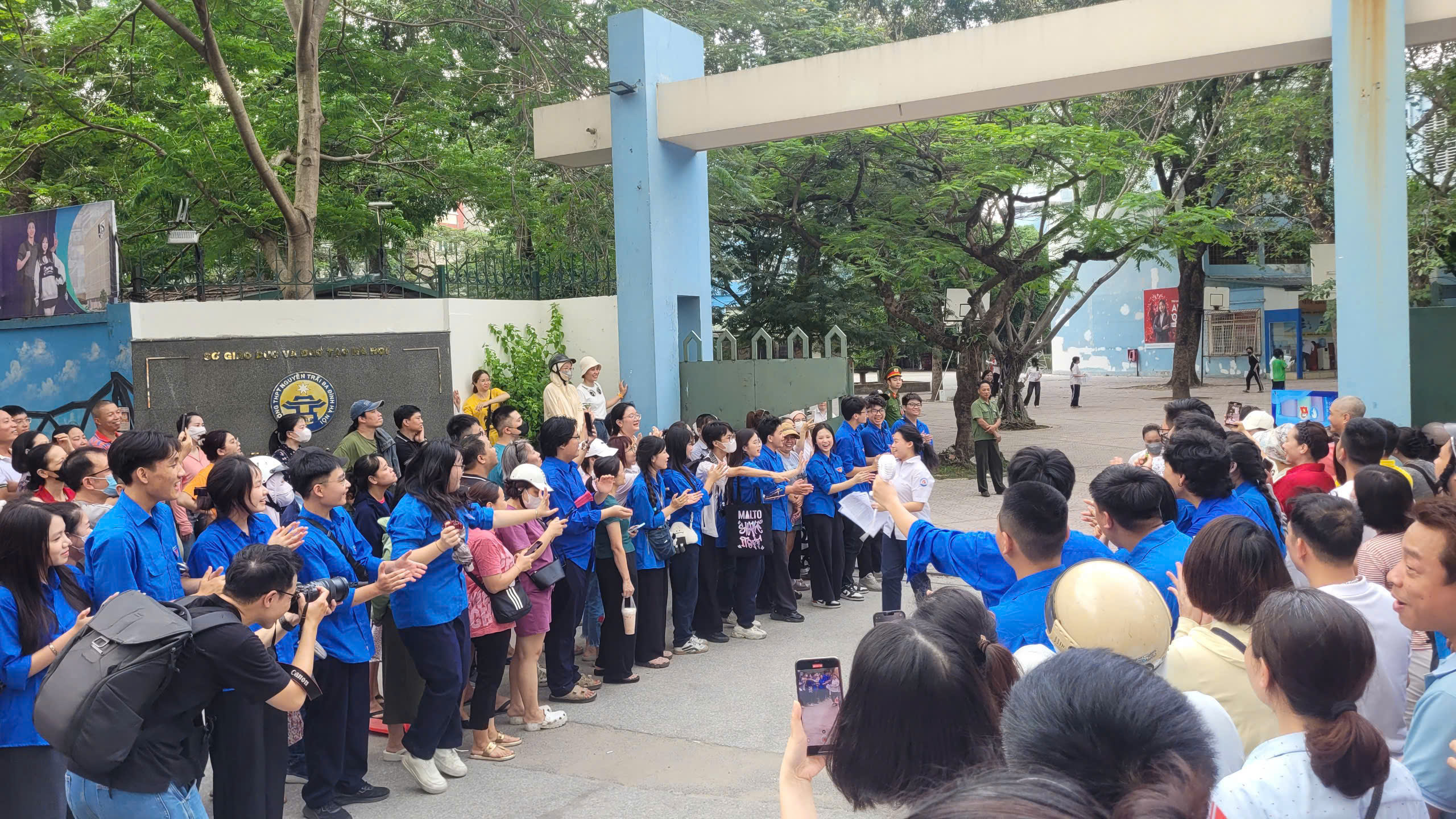Thí sinh Hà Nội "thở phào" sau bài thi tiếng Anh vào 10- Ảnh 1. Thí sinh Hà Nội "thở phào" sau bài thi tiếng Anh vào 10- Ảnh 1.
