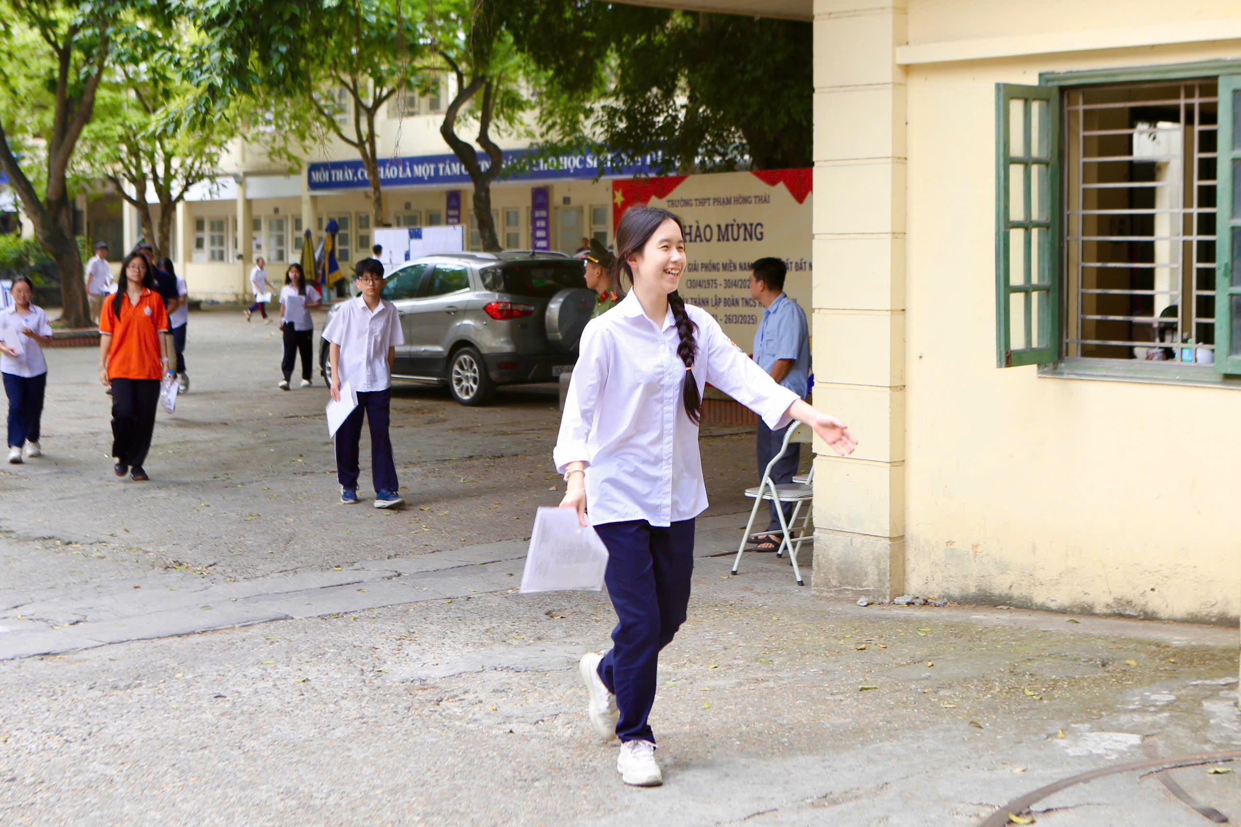 Thí sinh Hà Nội rạng rỡ hoàn thành môn Ngữ văn kỳ thi lớp 10- Ảnh 3. Thí sinh Hà Nội rạng rỡ hoàn thành môn Ngữ văn kỳ thi lớp 10- Ảnh 3.