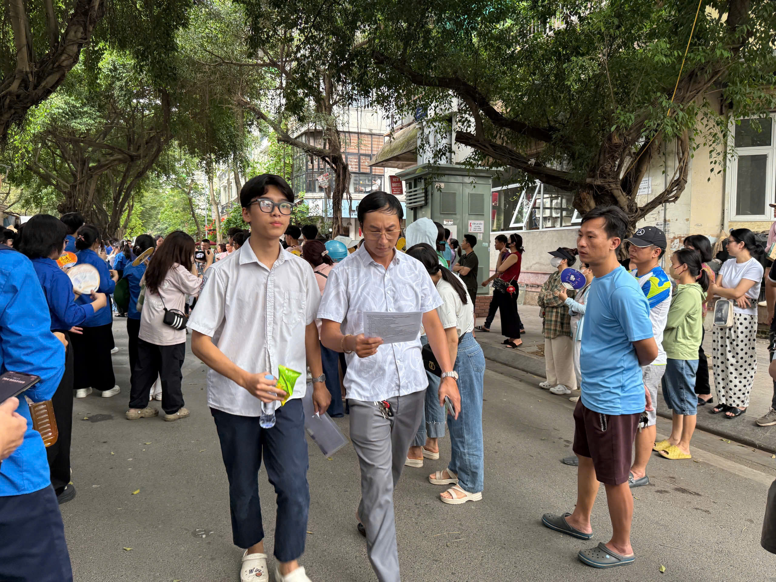 Thí sinh Hà Nội "thở phào" sau bài thi tiếng Anh vào 10- Ảnh 3. Thí sinh Hà Nội "thở phào" sau bài thi tiếng Anh vào 10- Ảnh 3.