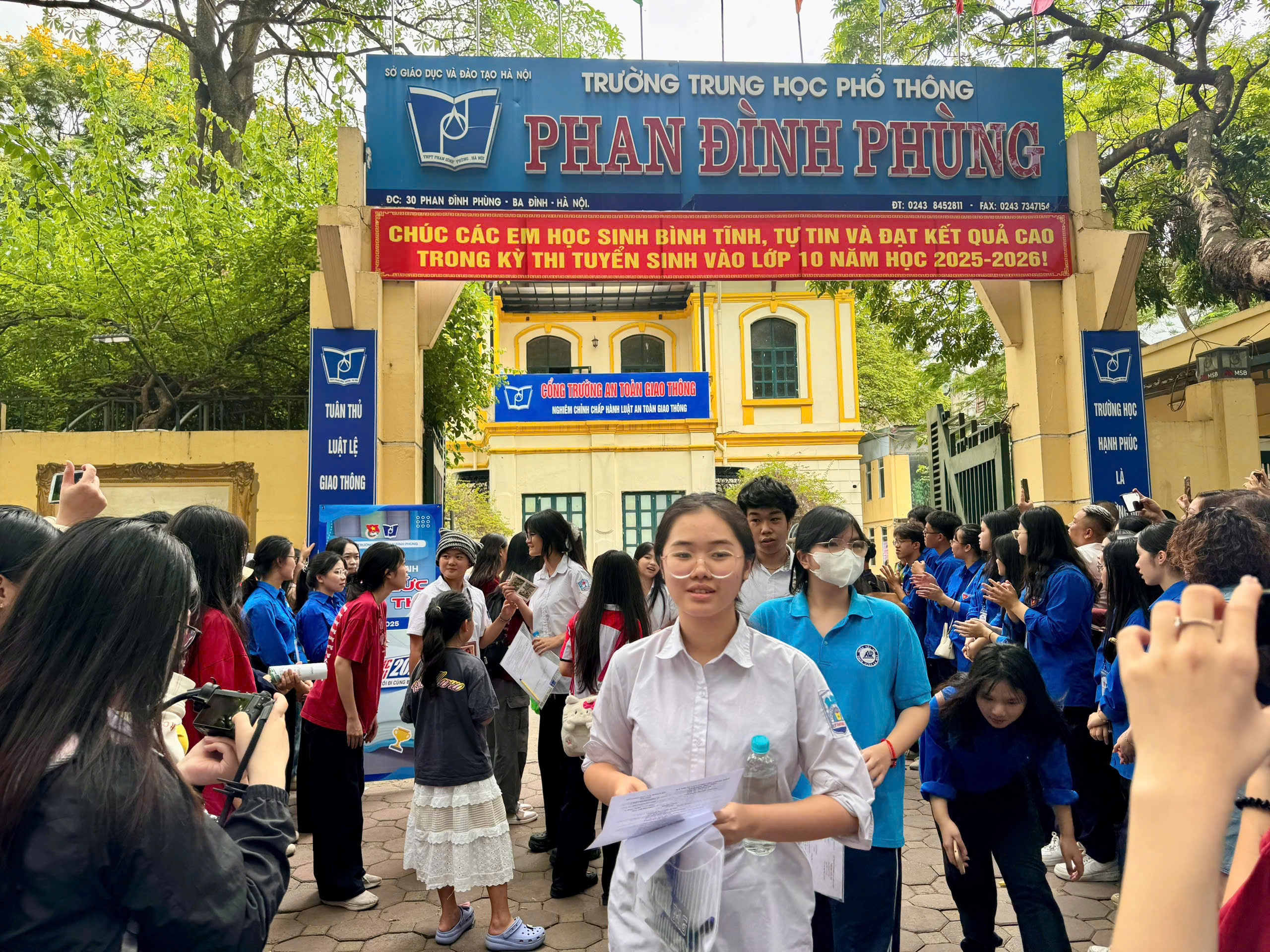 Thí sinh Hà Nội rạng rỡ hoàn thành môn Ngữ văn kỳ thi lớp 10- Ảnh 4. Thí sinh Hà Nội rạng rỡ hoàn thành môn Ngữ văn kỳ thi lớp 10- Ảnh 4.