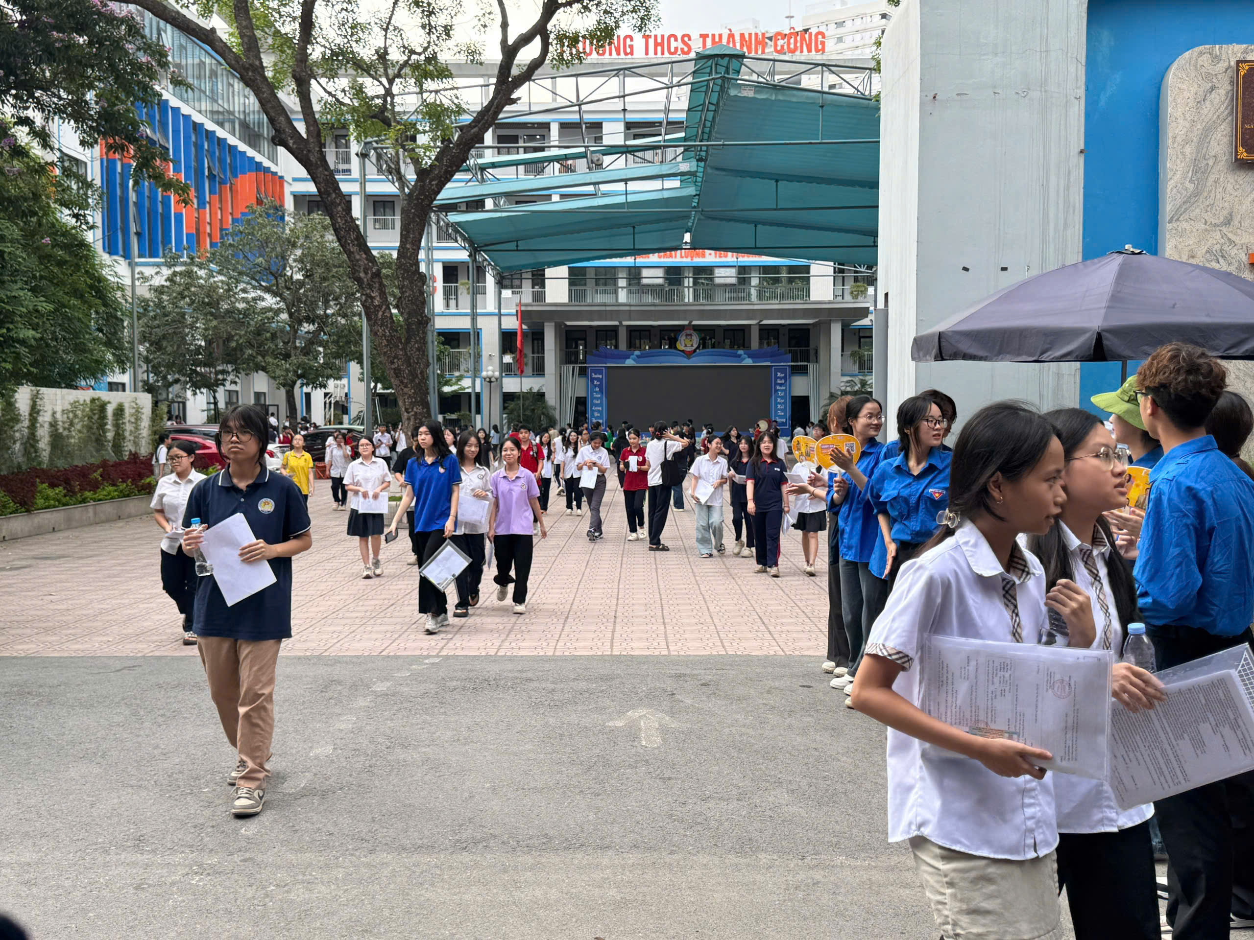 Thí sinh Hà Nội "thở phào" sau bài thi tiếng Anh vào 10- Ảnh 4. Thí sinh Hà Nội "thở phào" sau bài thi tiếng Anh vào 10- Ảnh 4.