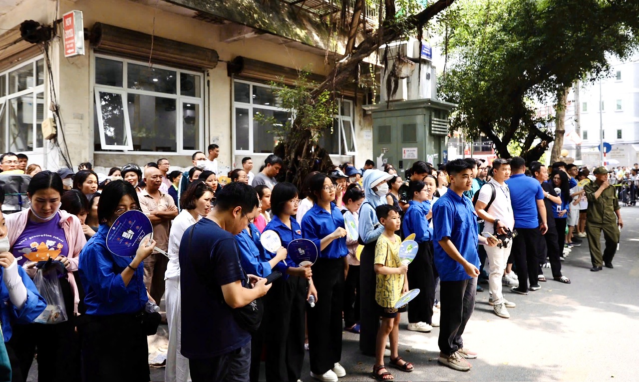 Thí sinh Hà Nội "thở phào" sau bài thi tiếng Anh vào 10- Ảnh 5. Thí sinh Hà Nội "thở phào" sau bài thi tiếng Anh vào 10- Ảnh 5.