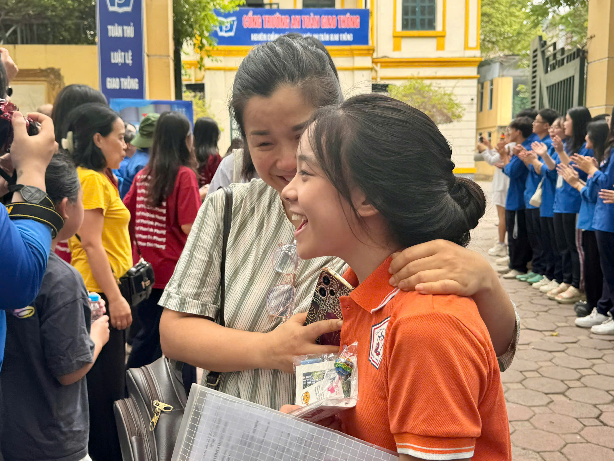 Thí sinh Hà Nội rạng rỡ hoàn thành môn Ngữ văn kỳ thi lớp 10- Ảnh 5. Thí sinh Hà Nội rạng rỡ hoàn thành môn Ngữ văn kỳ thi lớp 10- Ảnh 5.
