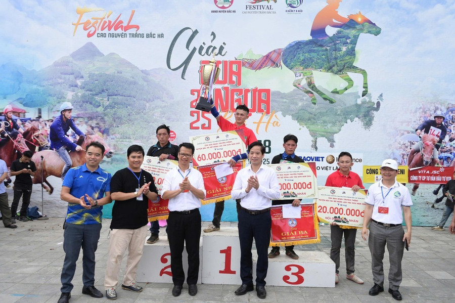 Kịch tính giải đua ngựa truyền thống trên Cao nguyên trắng Bắc Hà- Ảnh 4. Kịch tính giải đua ngựa truyền thống trên Cao nguyên trắng Bắc Hà- Ảnh 4.