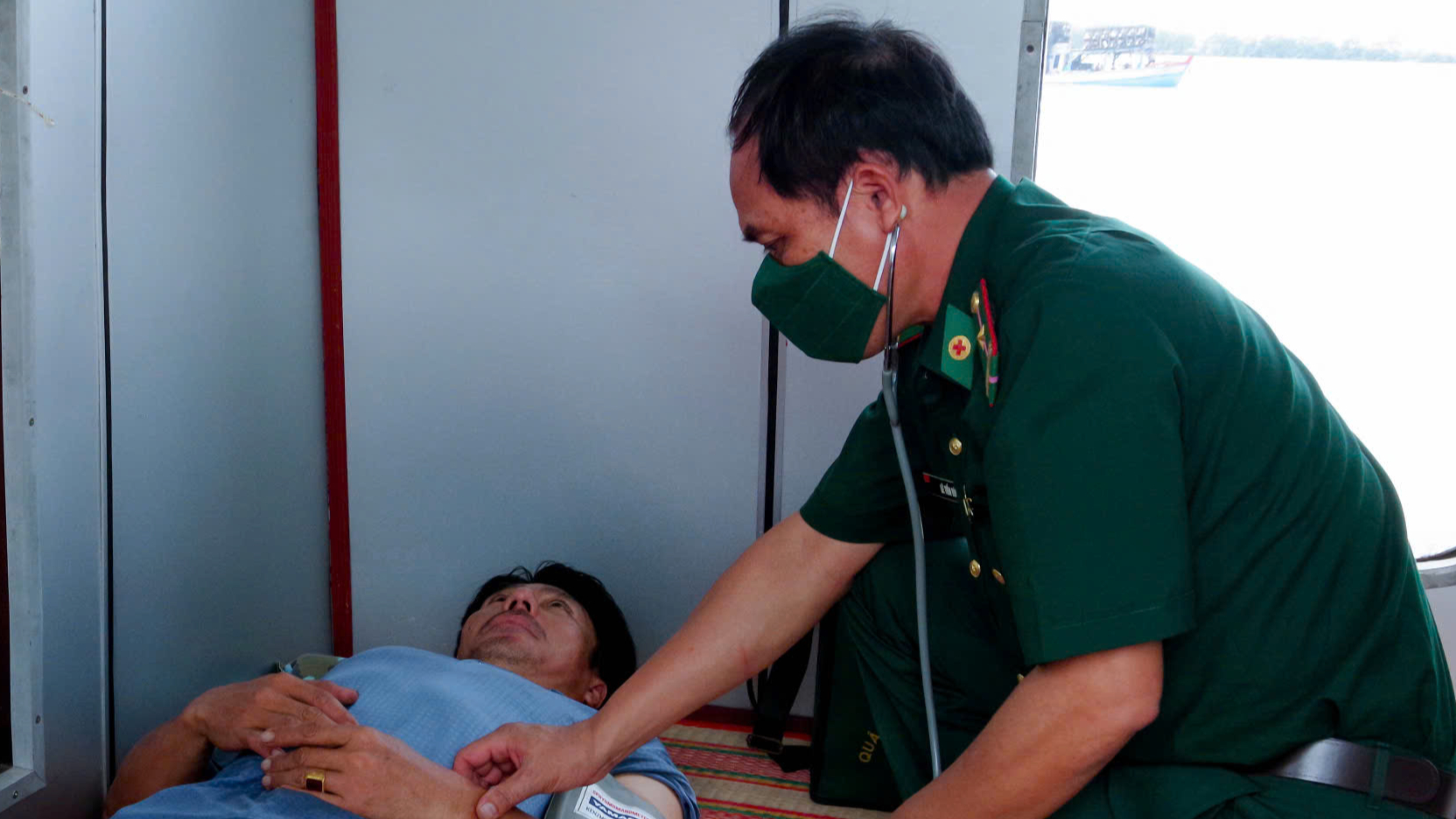 Chìm tàu trên biển Sóc Trăng, cứu nạn thành công 5 thuyền viên - Ảnh 1. Chìm tàu trên biển Sóc Trăng, cứu nạn thành công 5 thuyền viên - Ảnh 1.
