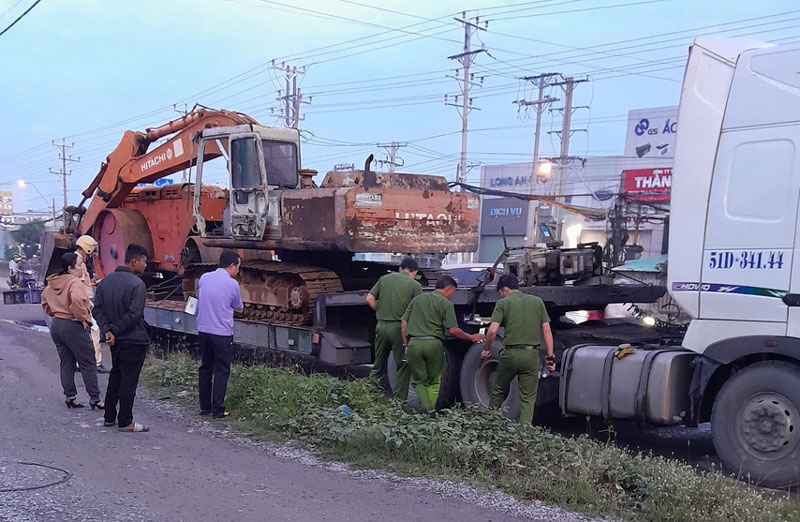 Lực lượng chức năng khám nghiệm hiện trường vụ tai nạn. Lực lượng chức năng khám nghiệm hiện trường vụ tai nạn.
