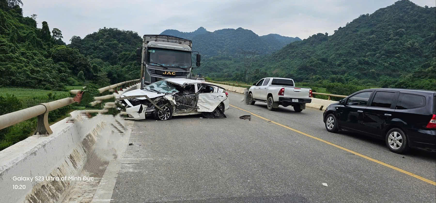 Tai nạn trên đường Hồ Chí Minh, xe tải văng khỏi cầu, 1 người tử vong- Ảnh 1. Tai nạn trên đường Hồ Chí Minh, xe tải văng khỏi cầu, 1 người tử vong- Ảnh 1.