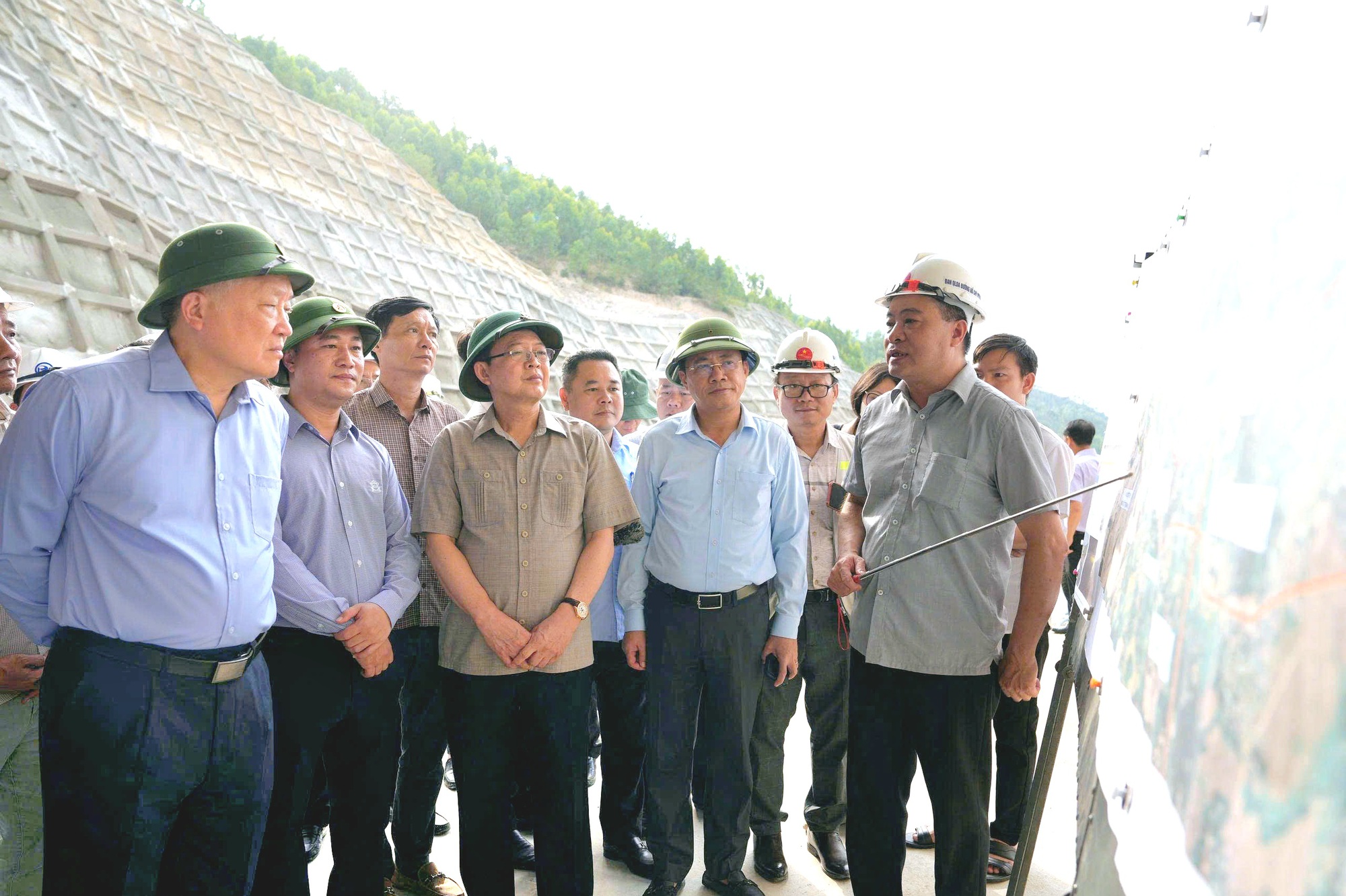 Chi bộ mạnh, đảng viên tiên phong đưa cao tốc về đích vượt tiến độ- Ảnh 2. Chi bộ mạnh, đảng viên tiên phong đưa cao tốc về đích vượt tiến độ- Ảnh 2.
