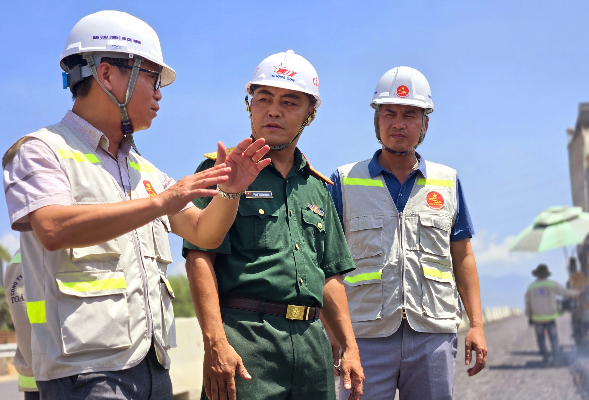 Chi bộ mạnh, đảng viên tiên phong đưa cao tốc về đích vượt tiến độ- Ảnh 8. Chi bộ mạnh, đảng viên tiên phong đưa cao tốc về đích vượt tiến độ- Ảnh 8.