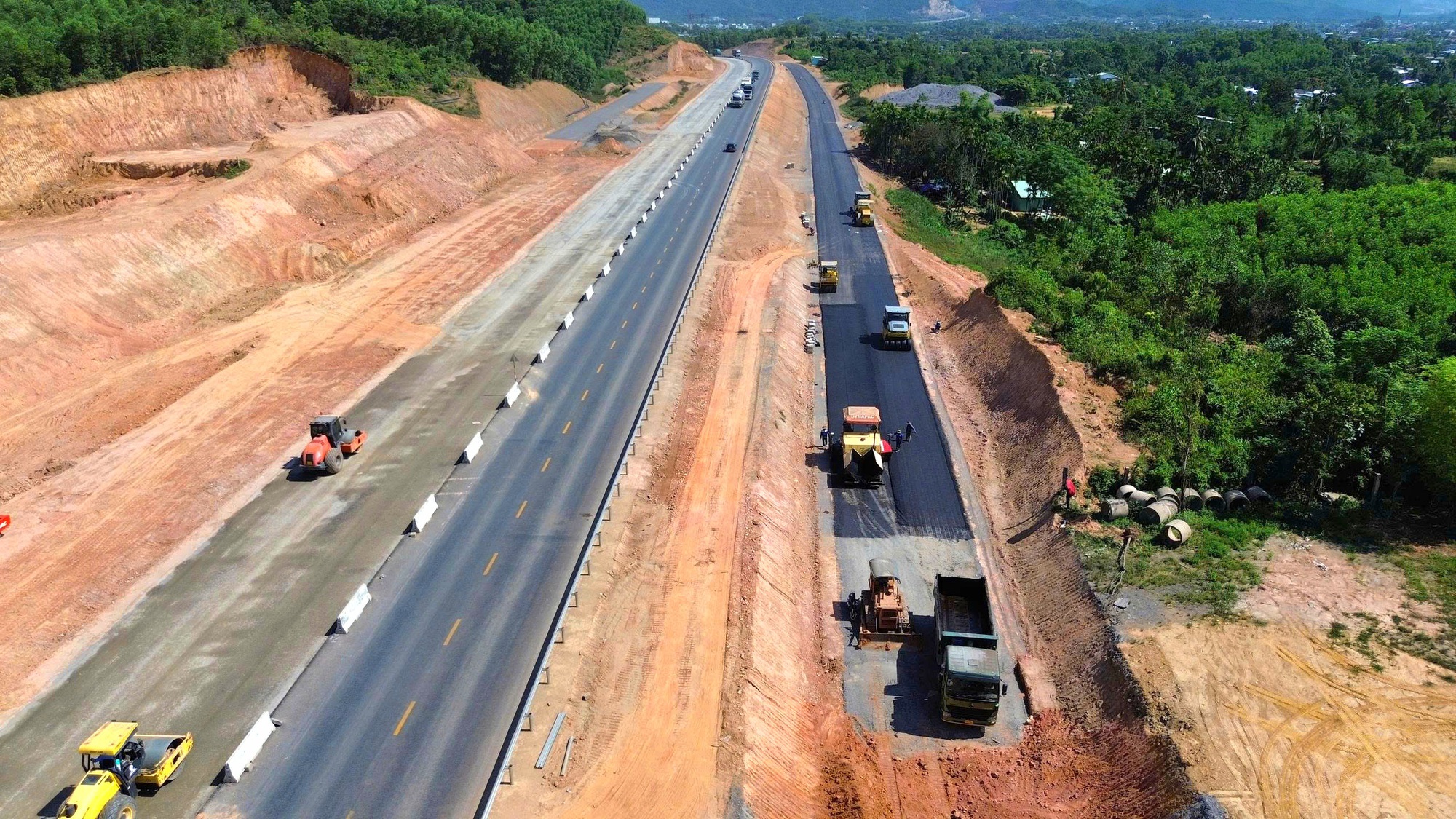 Chi bộ mạnh, đảng viên tiên phong đưa cao tốc về đích vượt tiến độ- Ảnh 1. Chi bộ mạnh, đảng viên tiên phong đưa cao tốc về đích vượt tiến độ- Ảnh 1.