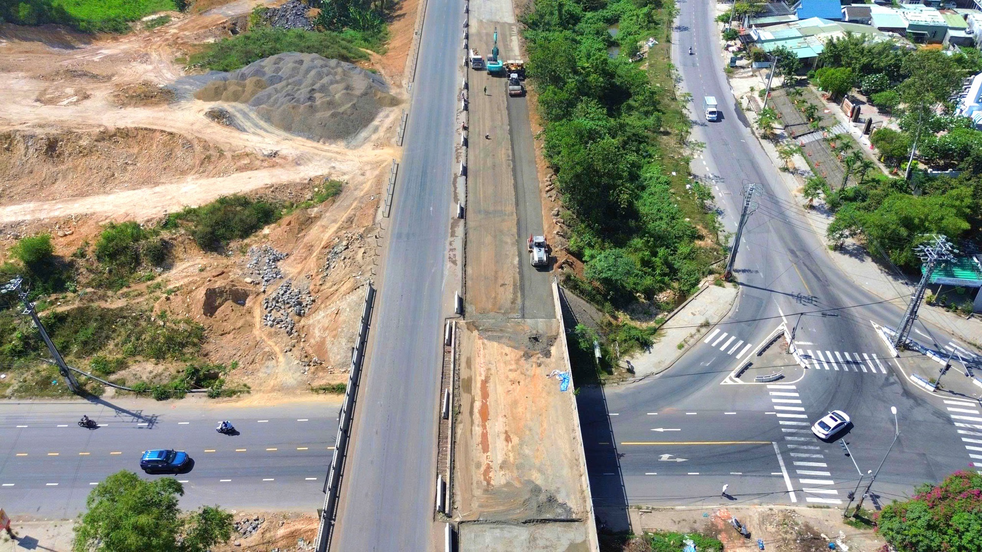 Chi bộ mạnh, đảng viên tiên phong đưa cao tốc về đích vượt tiến độ- Ảnh 5. Chi bộ mạnh, đảng viên tiên phong đưa cao tốc về đích vượt tiến độ- Ảnh 5.