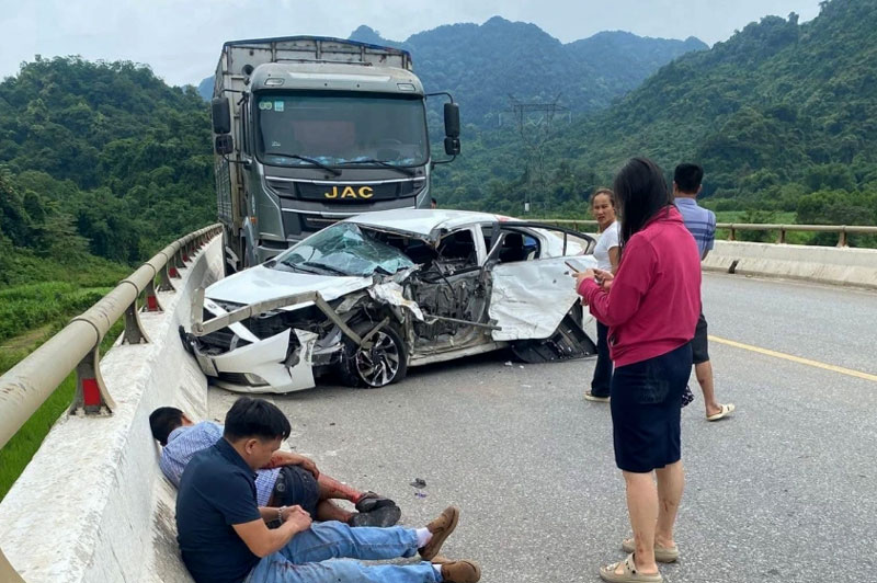 Hiện trường vụ TNGT khiến một người tử vong, hai người bị thương. Hiện trường vụ TNGT khiến một người tử vong, hai người bị thương.