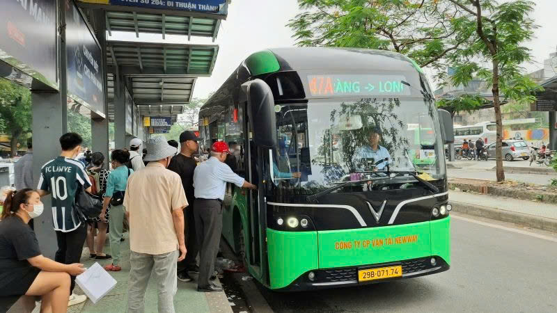 Hà Nội: Xe buýt, metro phục vụ cả trăm triệu hành khách trong 6 tháng đầu năm- Ảnh 1. Hà Nội: Xe buýt, metro phục vụ cả trăm triệu hành khách trong 6 tháng đầu năm- Ảnh 1.