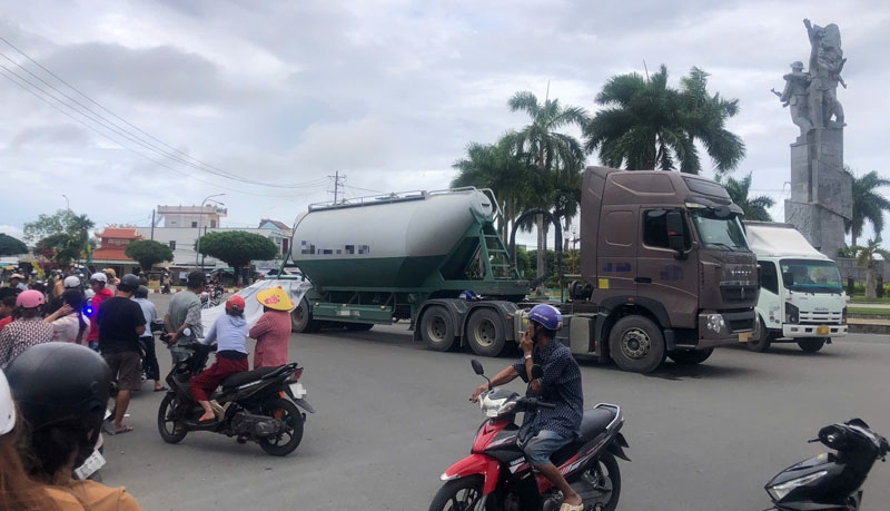 Hiện trường vụ tai nạn khiến người phụ nữ tử vong tại chỗ. Hiện trường vụ tai nạn khiến người phụ nữ tử vong tại chỗ.