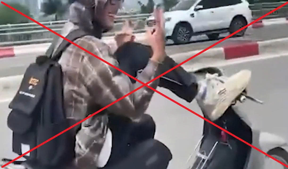 Hà Nội: Xác minh clip, truy tìm nam thanh niên dùng chân lái xe máy- Ảnh 1. Hà Nội: Xác minh clip, truy tìm nam thanh niên dùng chân lái xe máy- Ảnh 1.