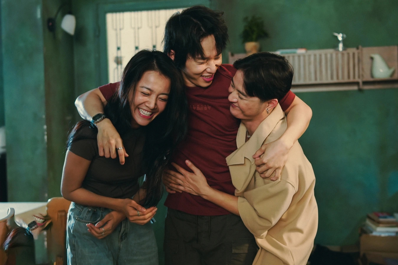 Vì sao phim kinh dị 18+ "Dưới đáy hồ" dẫn đầu doanh thu phòng vé?- Ảnh 1. Vì sao phim kinh dị 18+ "Dưới đáy hồ" dẫn đầu doanh thu phòng vé?- Ảnh 1.