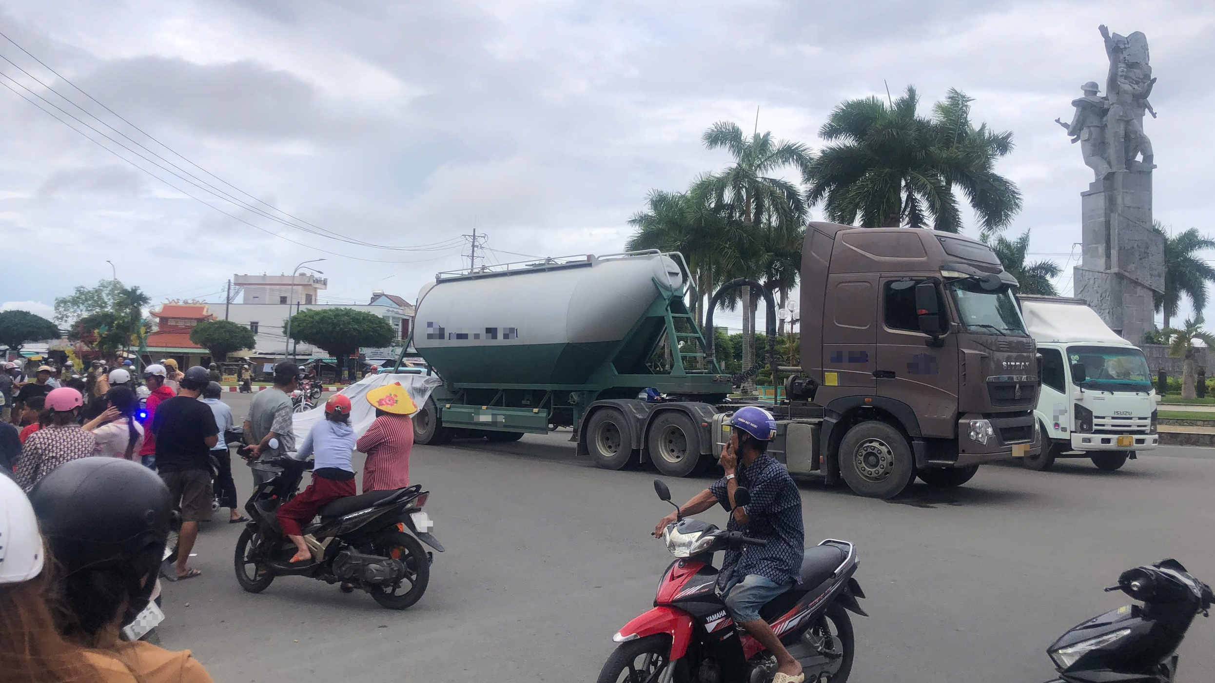 Va chạm với xe bồn, một người tử vong tại chỗ- Ảnh 1. Va chạm với xe bồn, một người tử vong tại chỗ- Ảnh 1.