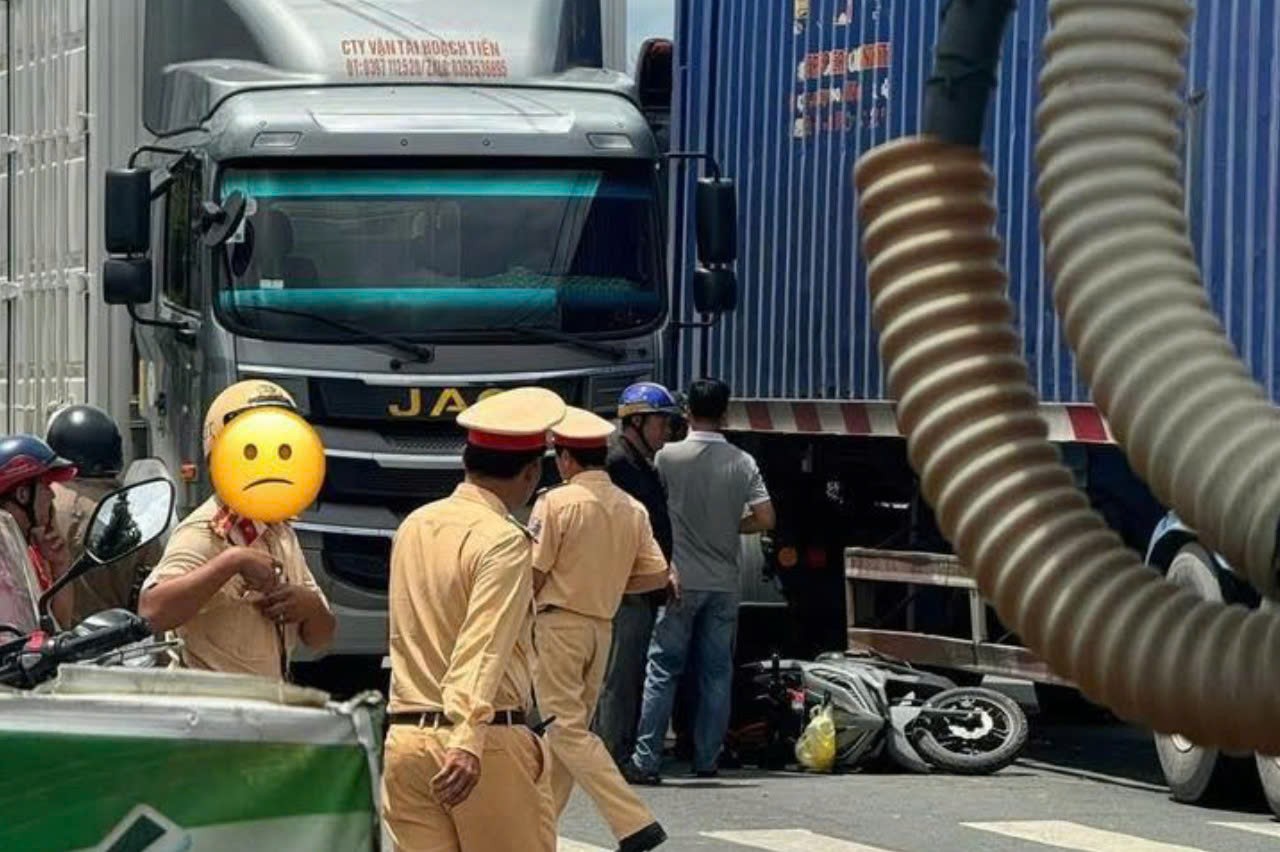 Xe máy chở 3 người va chạm xe đầu kéo ở cửa ngõ TP.HCM, 2 mẹ con tử vong thương tâm- Ảnh 1. Xe máy chở 3 người va chạm xe đầu kéo ở cửa ngõ TP.HCM, 2 mẹ con tử vong thương tâm- Ảnh 1.
