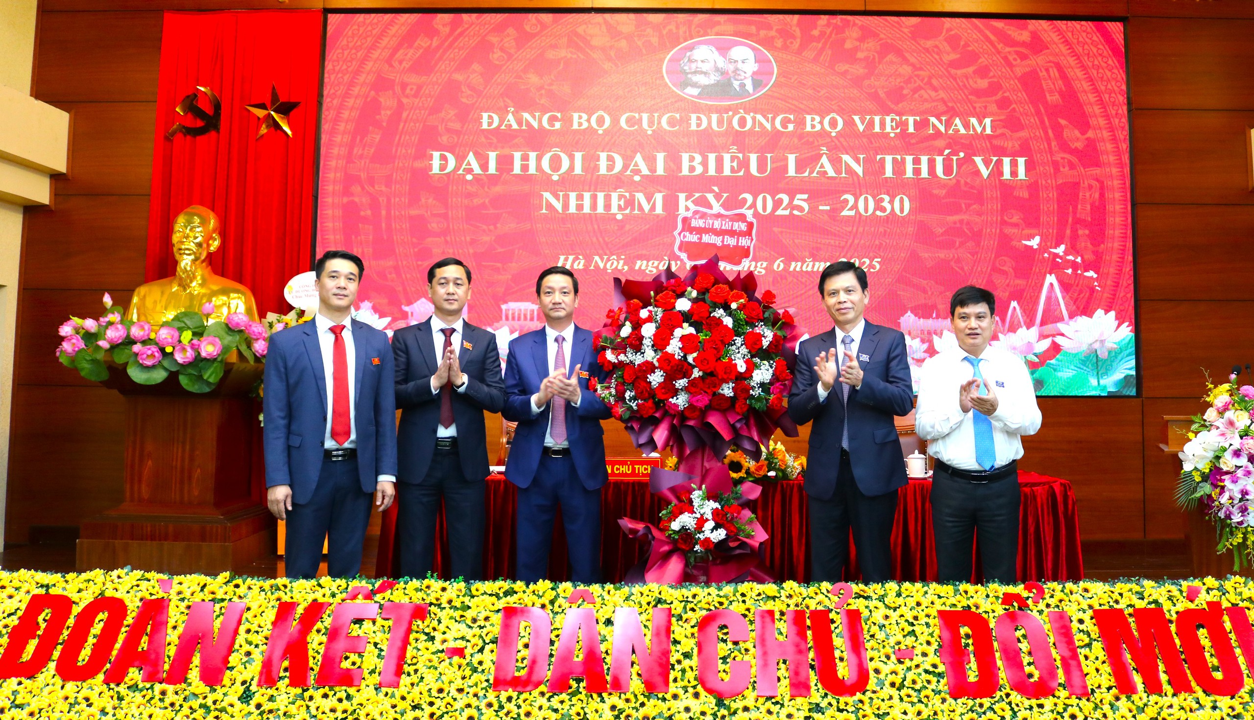 5 nhiệm vụ trọng tâm, 3 đột phá chiến lược trong nhiệm kỳ mới của Đảng bộ Cục Đường bộ VN- Ảnh 2. 5 nhiệm vụ trọng tâm, 3 đột phá chiến lược trong nhiệm kỳ mới của Đảng bộ Cục Đường bộ VN- Ảnh 2.