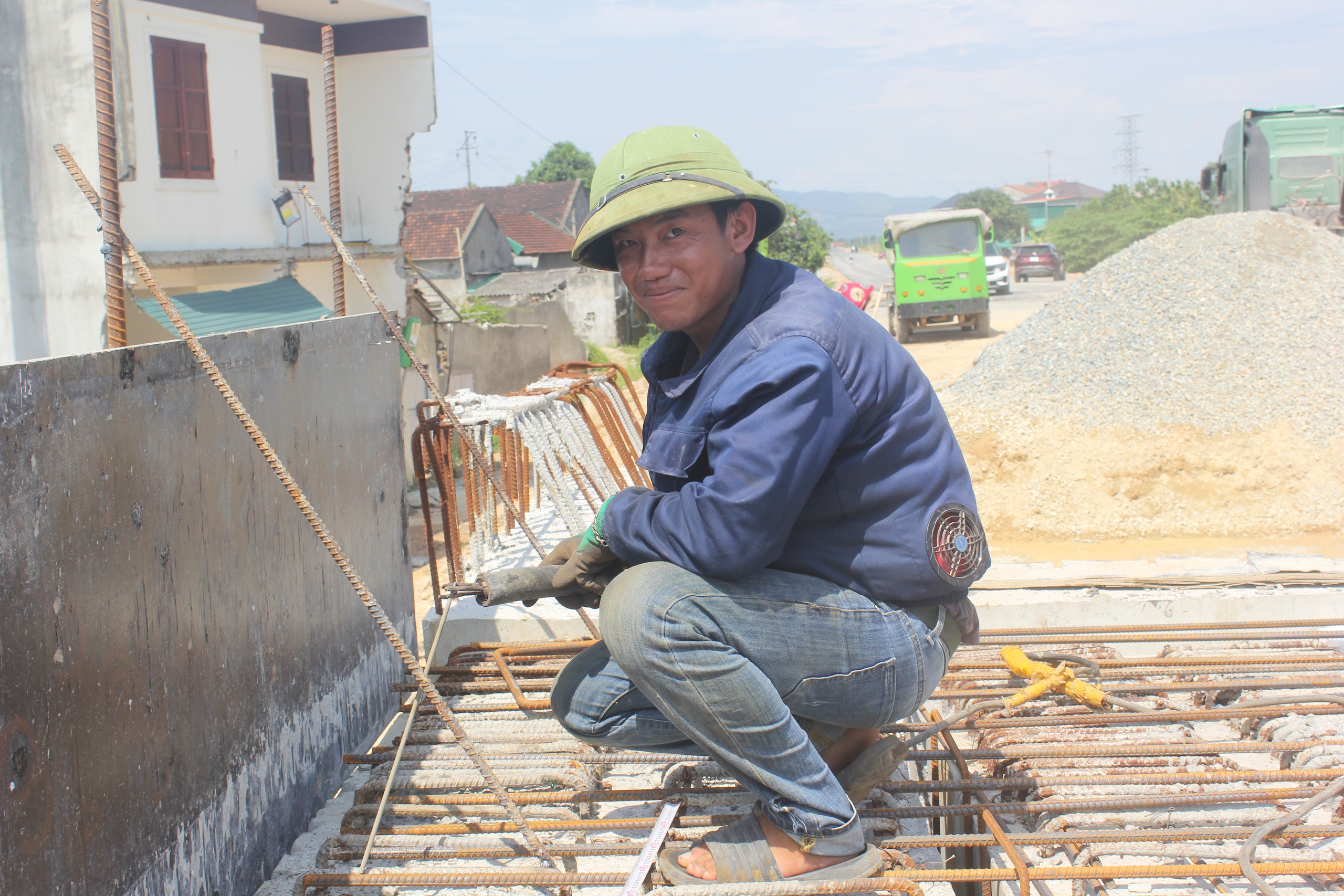 Nắng như đổ lửa, công nhân "căng mình" nối cao tốc Bắc - Nam qua Hà Tĩnh- Ảnh 2. Nắng như đổ lửa, công nhân "căng mình" nối cao tốc Bắc - Nam qua Hà Tĩnh- Ảnh 2.