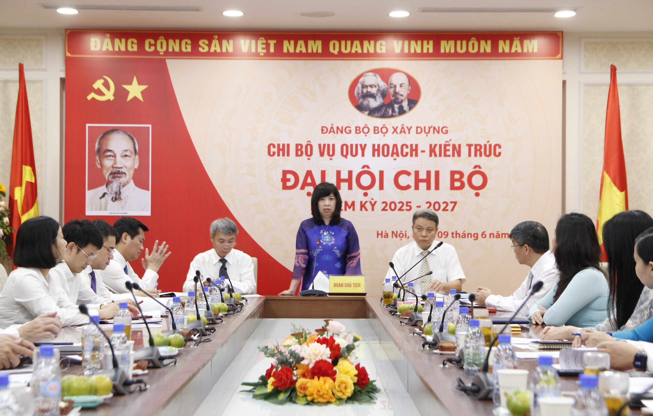 Đồng chí Trần Thu Hằng, Vụ trưởng Vụ Quy hoạch - Kiến trúc, Bí thư Chi bộ Vụ Quy hoạch - Kiến trúc phát biểu tại Đại hội. Đồng chí Trần Thu Hằng, Vụ trưởng Vụ Quy hoạch - Kiến trúc, Bí thư Chi bộ Vụ Quy hoạch - Kiến trúc phát biểu tại Đại hội.