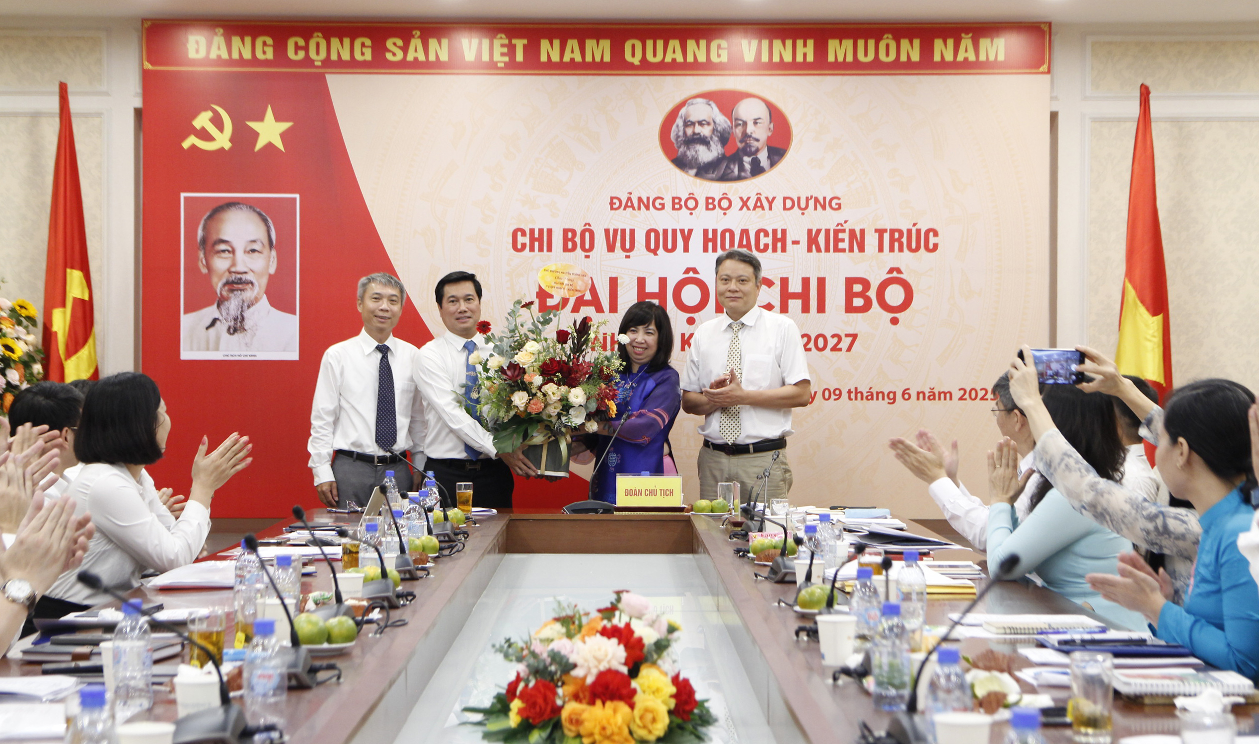Thứ trưởng Bộ Xây dựng Nguyễn Tường Văn tặng hoa chúc mừng và chụp ảnh lưu niệm với Chi ủy Vụ Quy hoạch - Kiến trúc. Thứ trưởng Bộ Xây dựng Nguyễn Tường Văn tặng hoa chúc mừng và chụp ảnh lưu niệm với Chi ủy Vụ Quy hoạch - Kiến trúc.