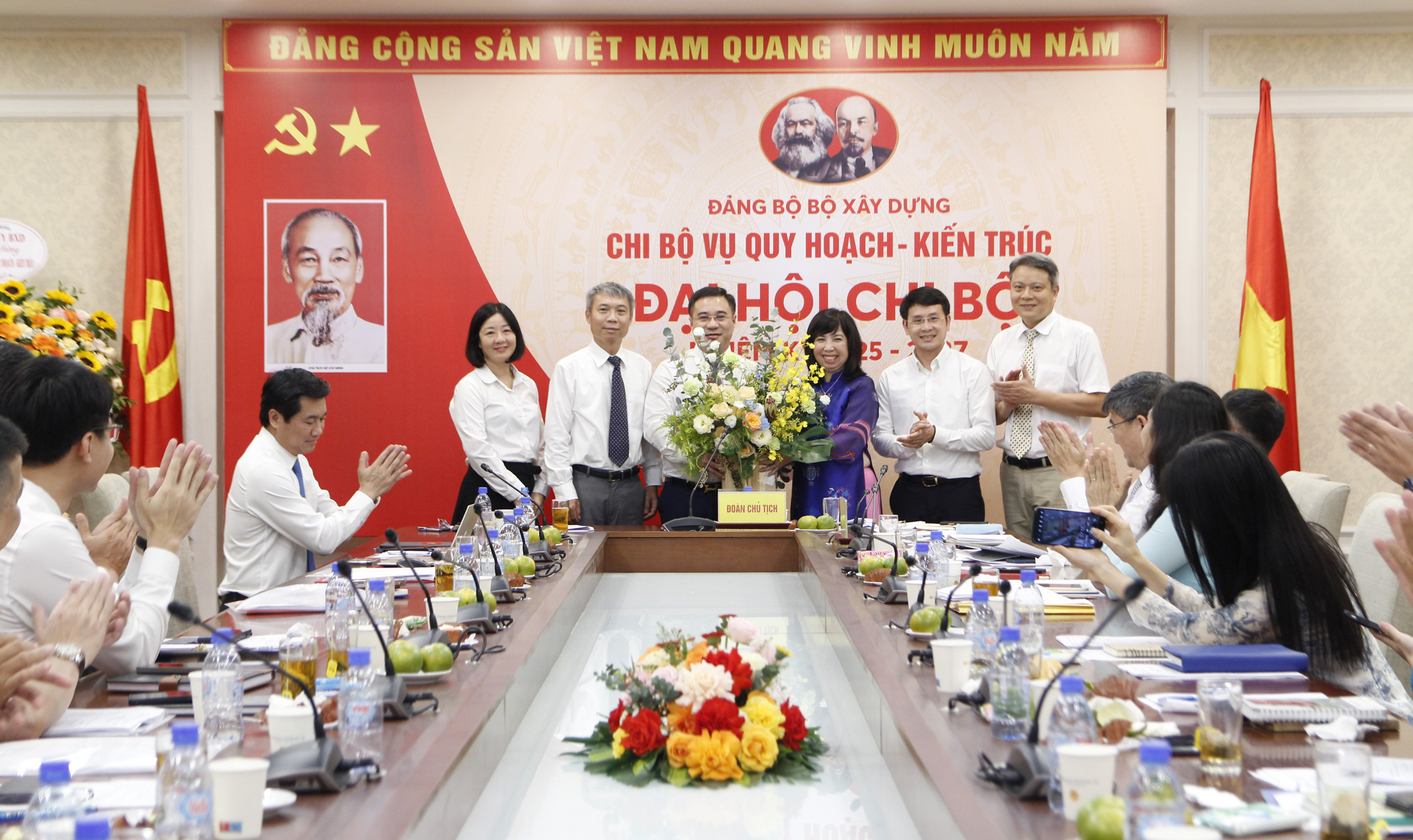 Lãnh đạo Đảng ủy Bộ Xây dựng tặng hoa chúc mừng Đại hội Chi bộ Vụ Quy hoạch - Kiến trúc. Lãnh đạo Đảng ủy Bộ Xây dựng tặng hoa chúc mừng Đại hội Chi bộ Vụ Quy hoạch - Kiến trúc.