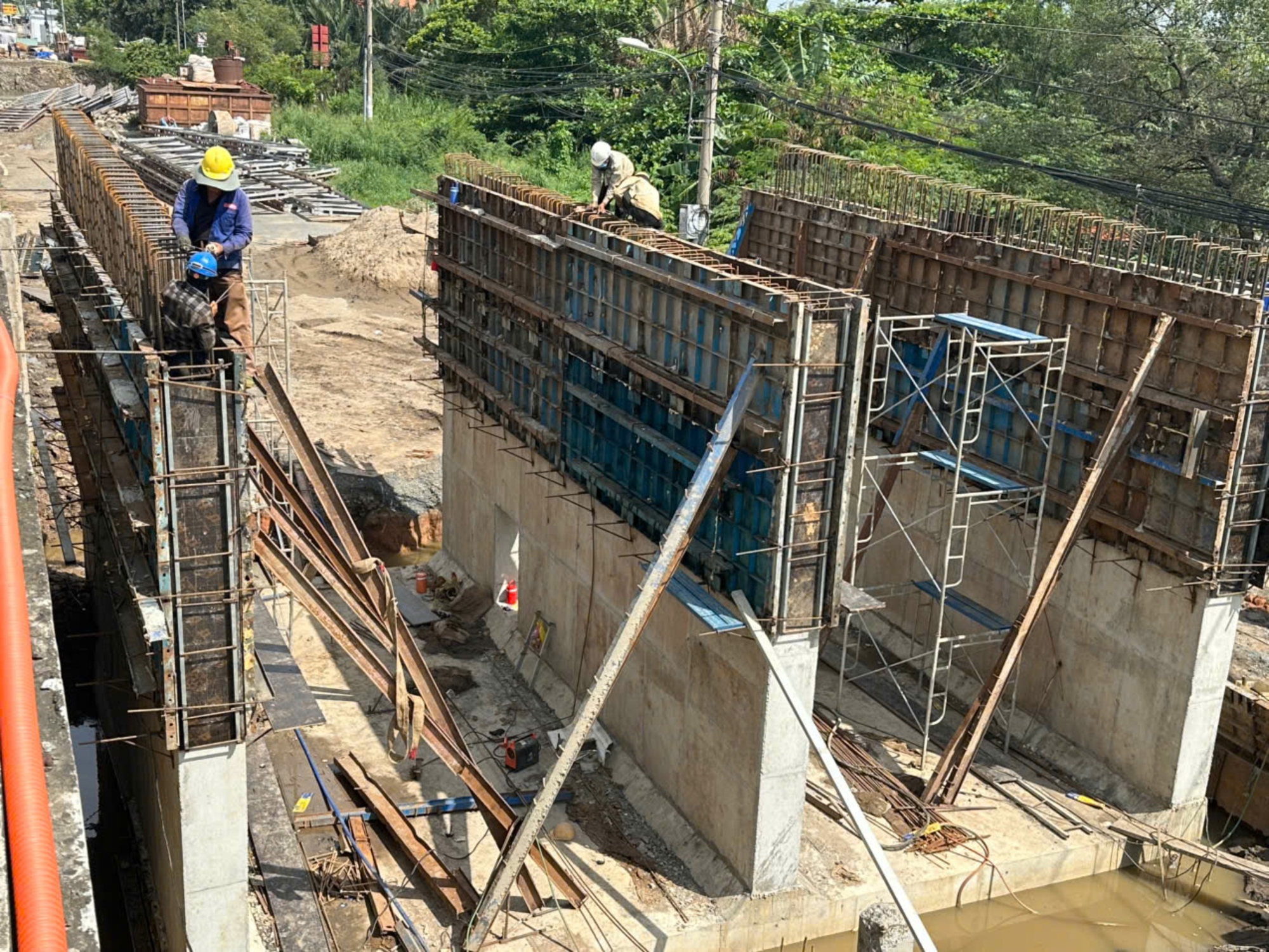 TP.HCM: Đắp phụ mái taluy đường cầu Tăng Long sau sự cố sụt lún- Ảnh 1.