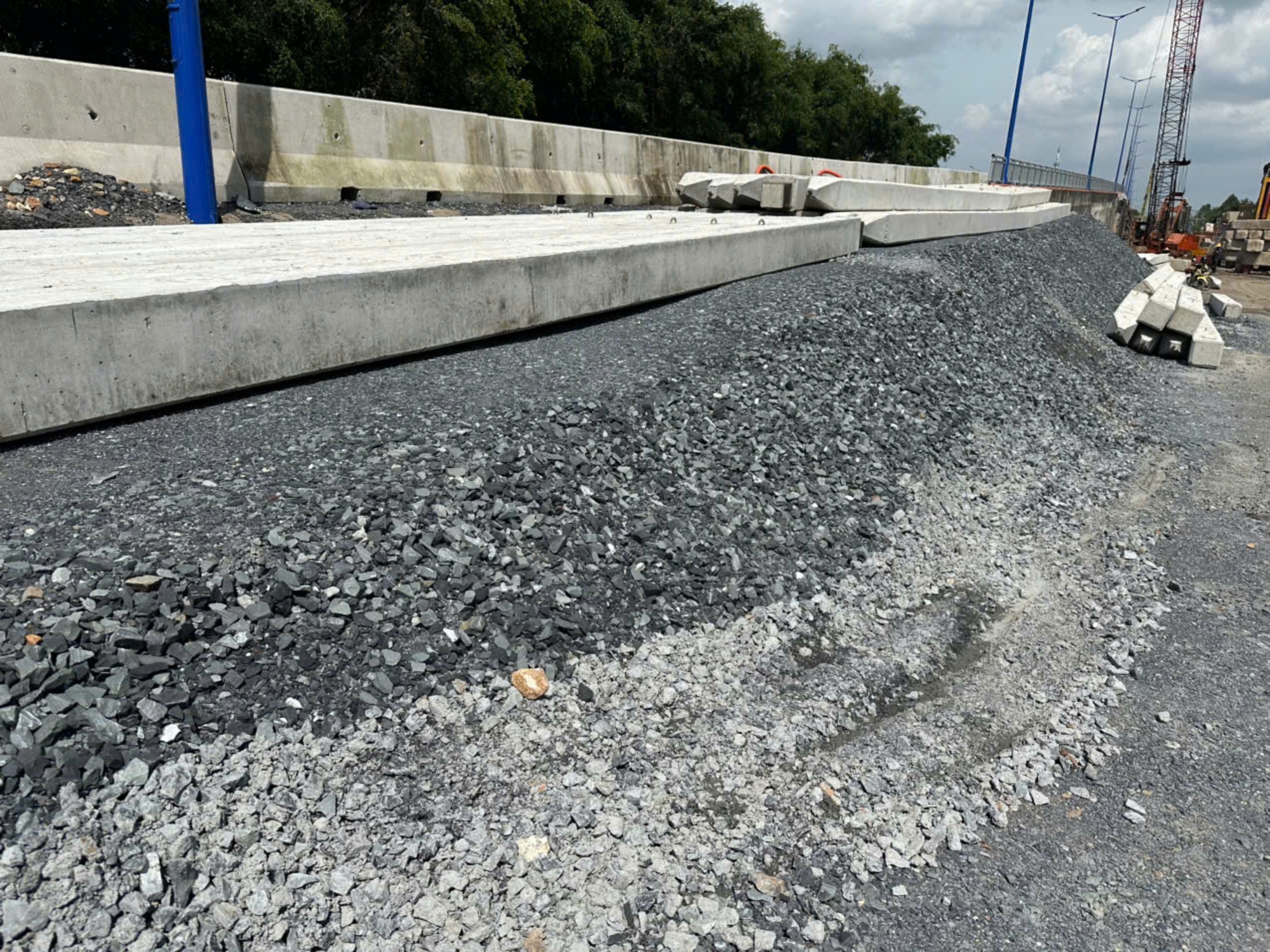 TP.HCM: Đắp phụ mái taluy đường cầu Tăng Long sau sự cố sụt lún- Ảnh 2.
