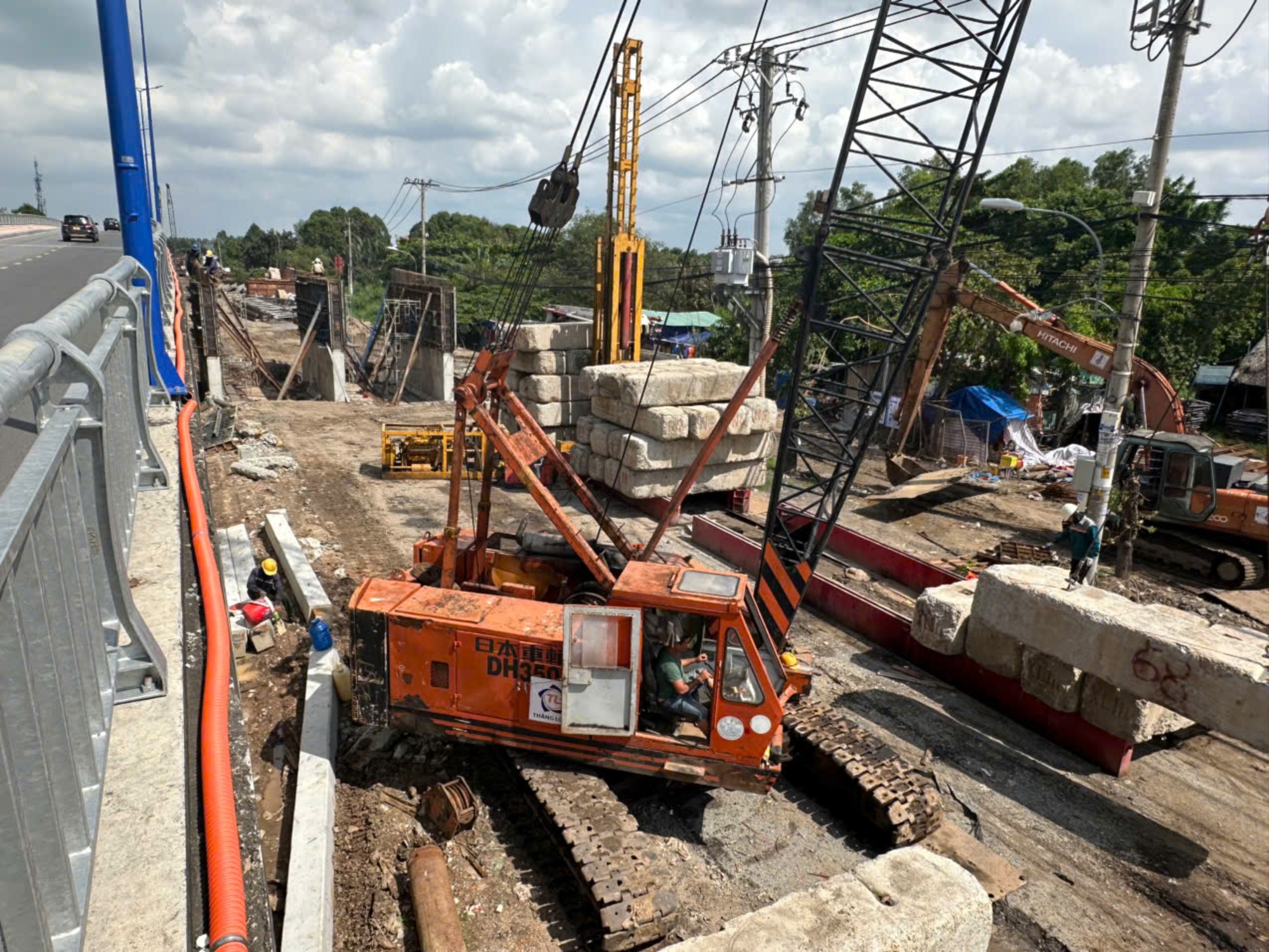 TP.HCM: Đắp phụ mái taluy đường cầu Tăng Long sau sự cố sụt lún- Ảnh 5.