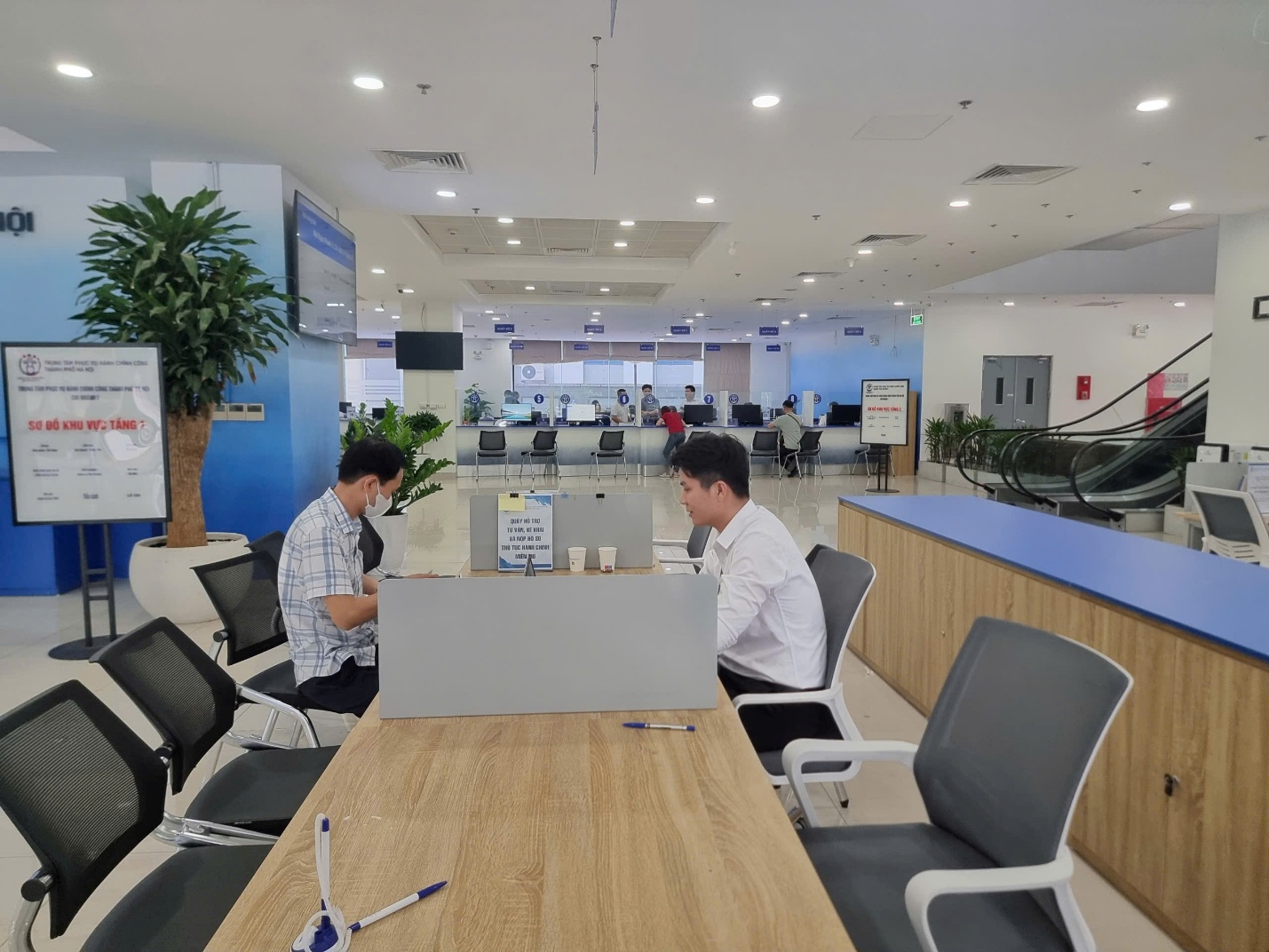 Hết cảnh người dân xếp hàng làm thủ tục cấp phép xây dựng- Ảnh 2. Hết cảnh người dân xếp hàng làm thủ tục cấp phép xây dựng- Ảnh 2.