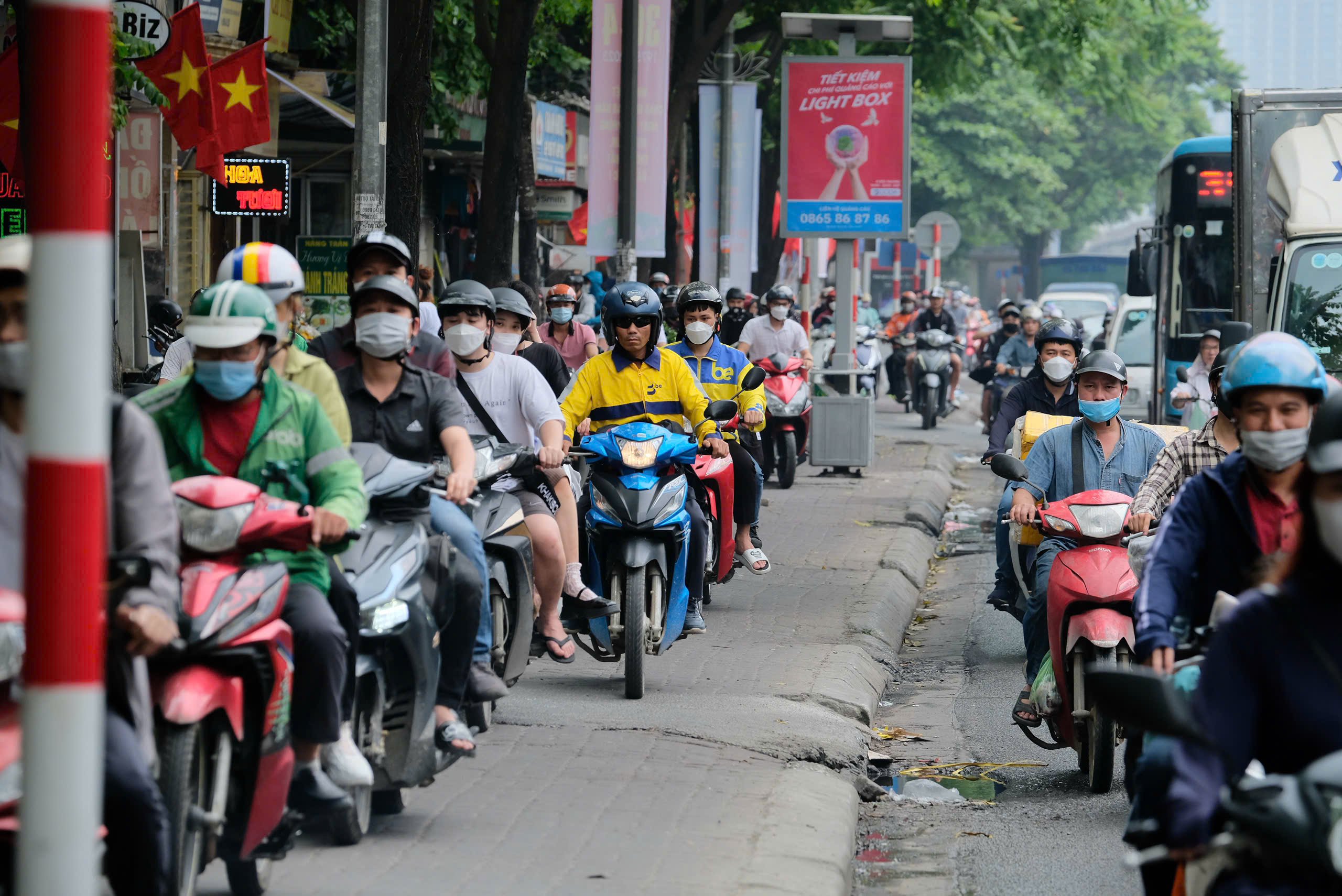 Hà Nội: CSGT ra quân ghi hình vi phạm, hàng trăm xe máy bị phạt nguội- Ảnh 2. Hà Nội: CSGT ra quân ghi hình vi phạm, hàng trăm xe máy bị phạt nguội- Ảnh 2.